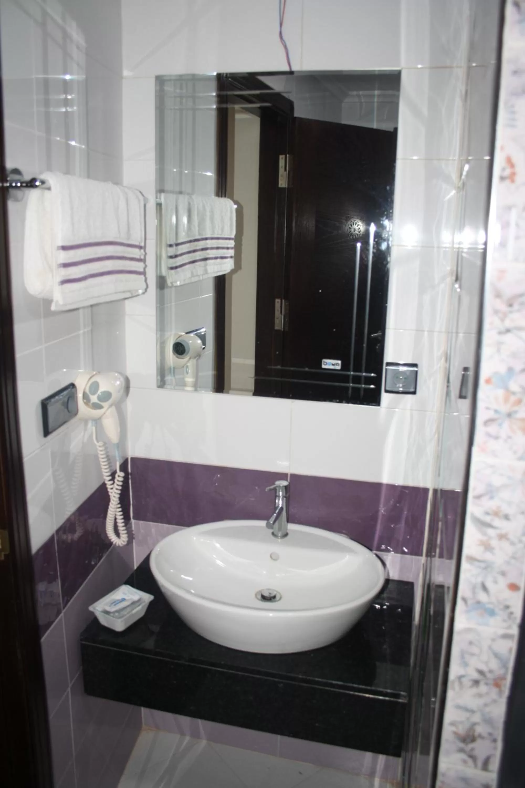 Shower in Hotel Salime Al Khozama