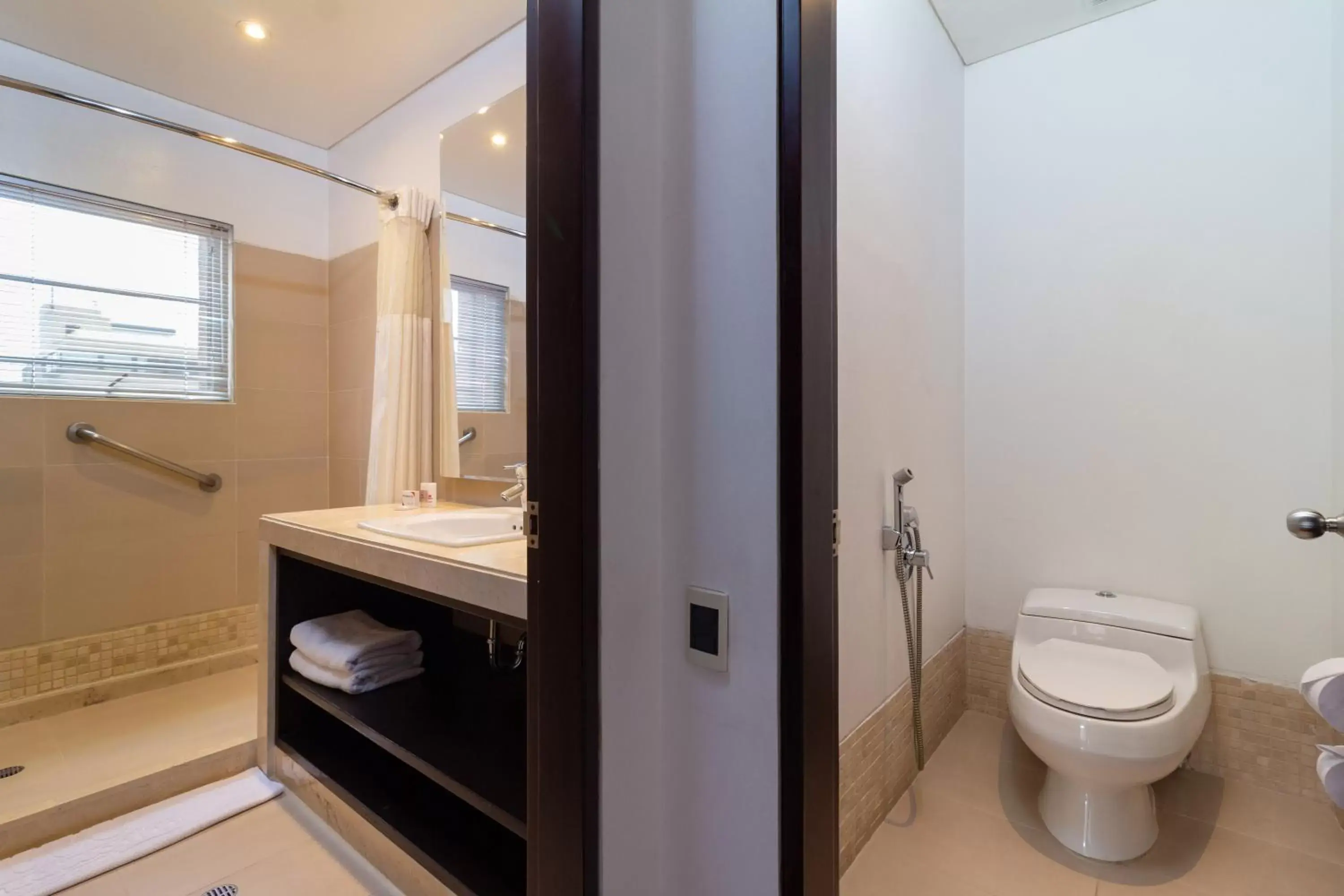 Bathroom in Hotel Madisson Inn Luxury By GEH Suites