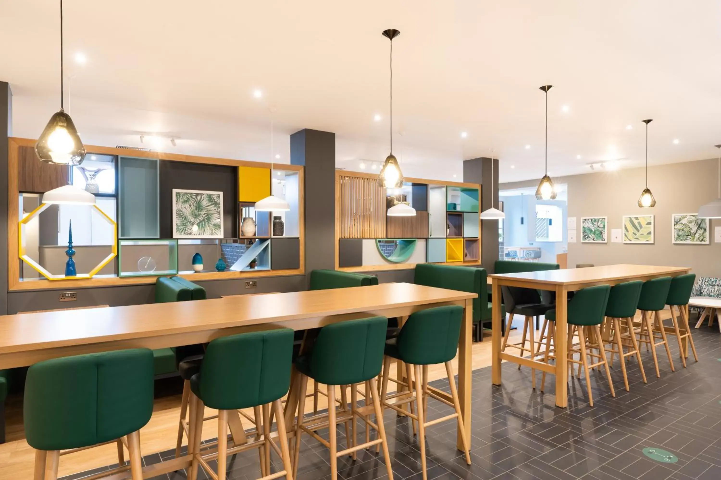 Lounge or bar in Holiday Inn Gloucester - Cheltenham, an IHG Hotel