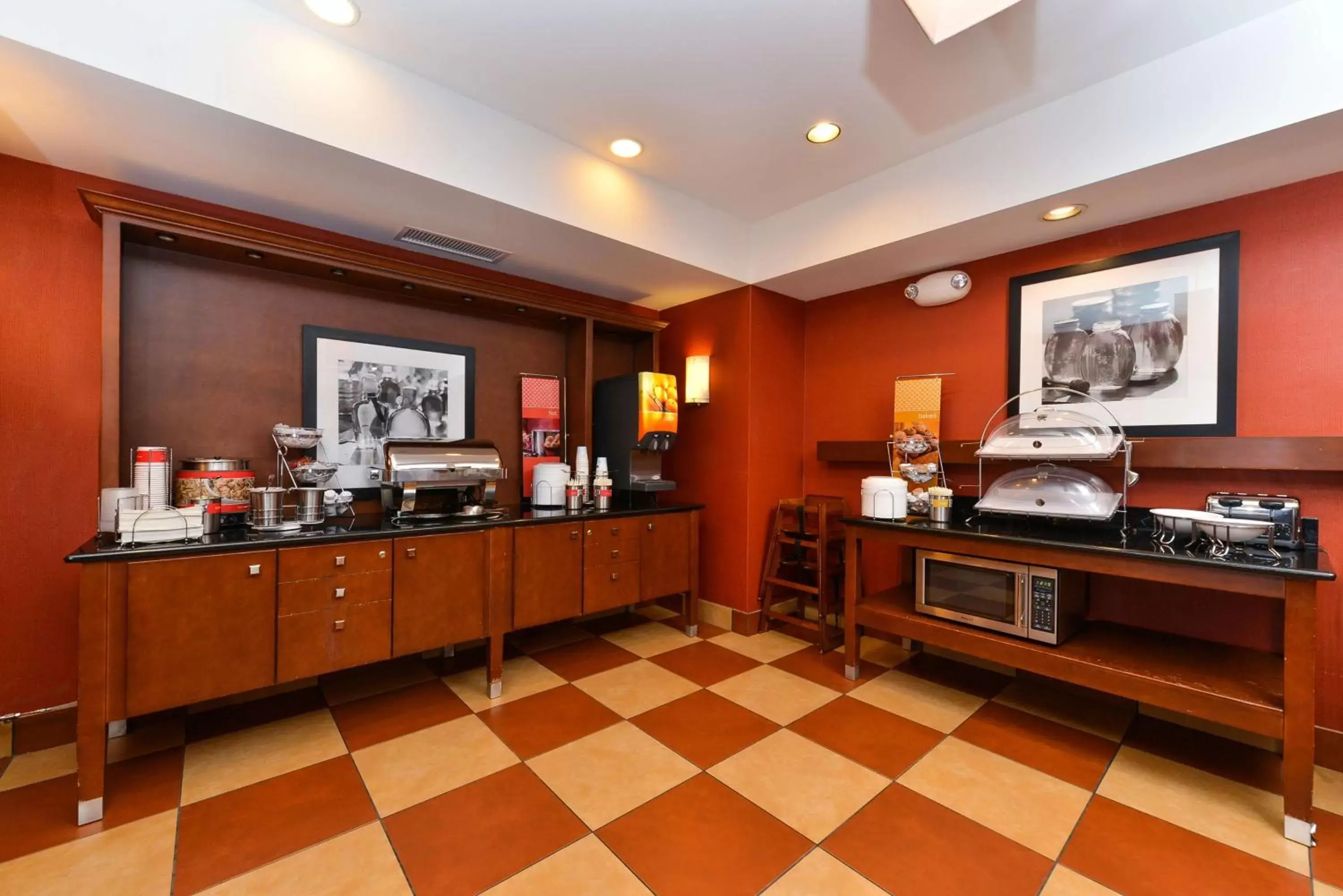 Dining area, Kitchen/Kitchenette in Hampton Inn Yorkville