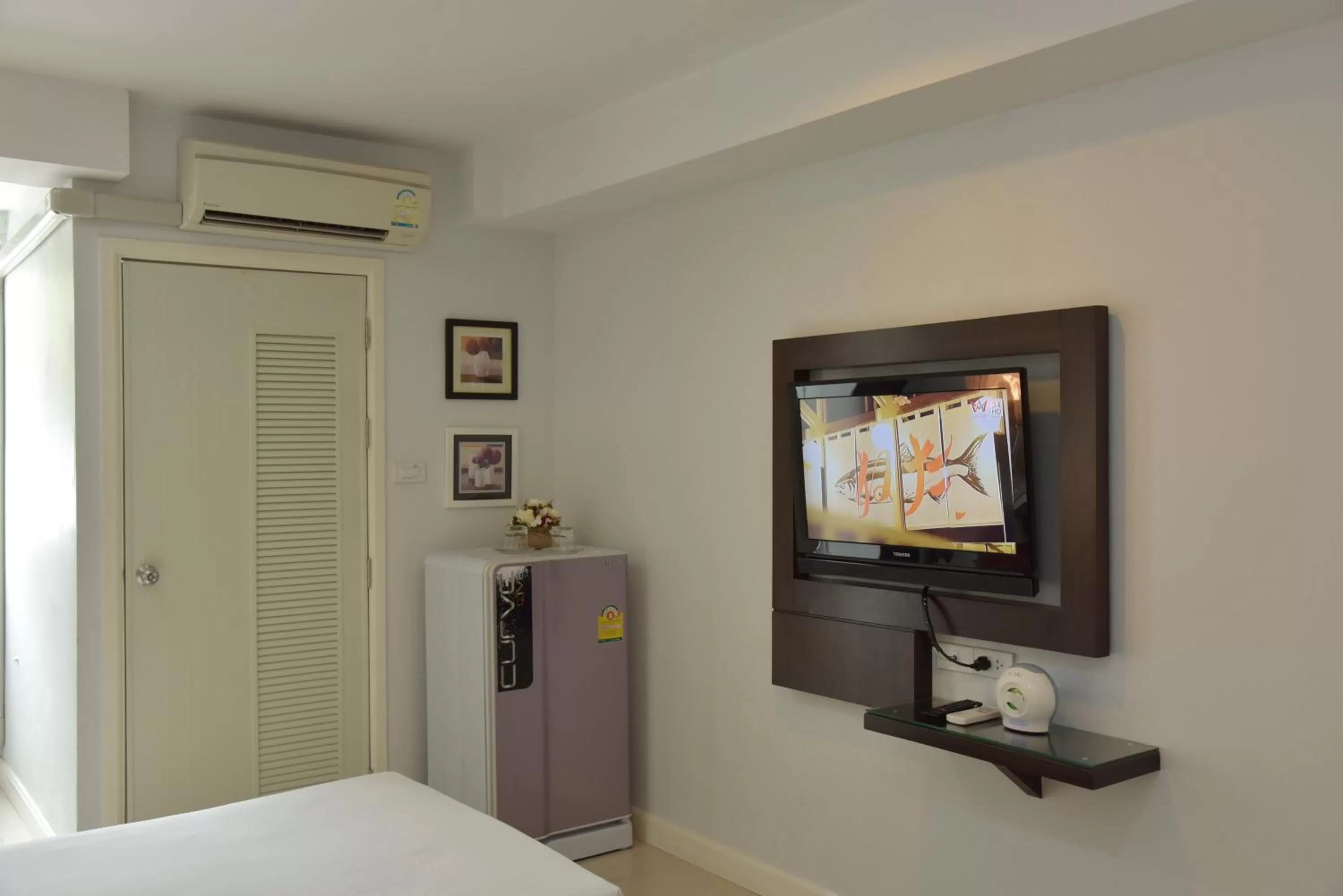 Bed, TV/Entertainment Center in BaanHim