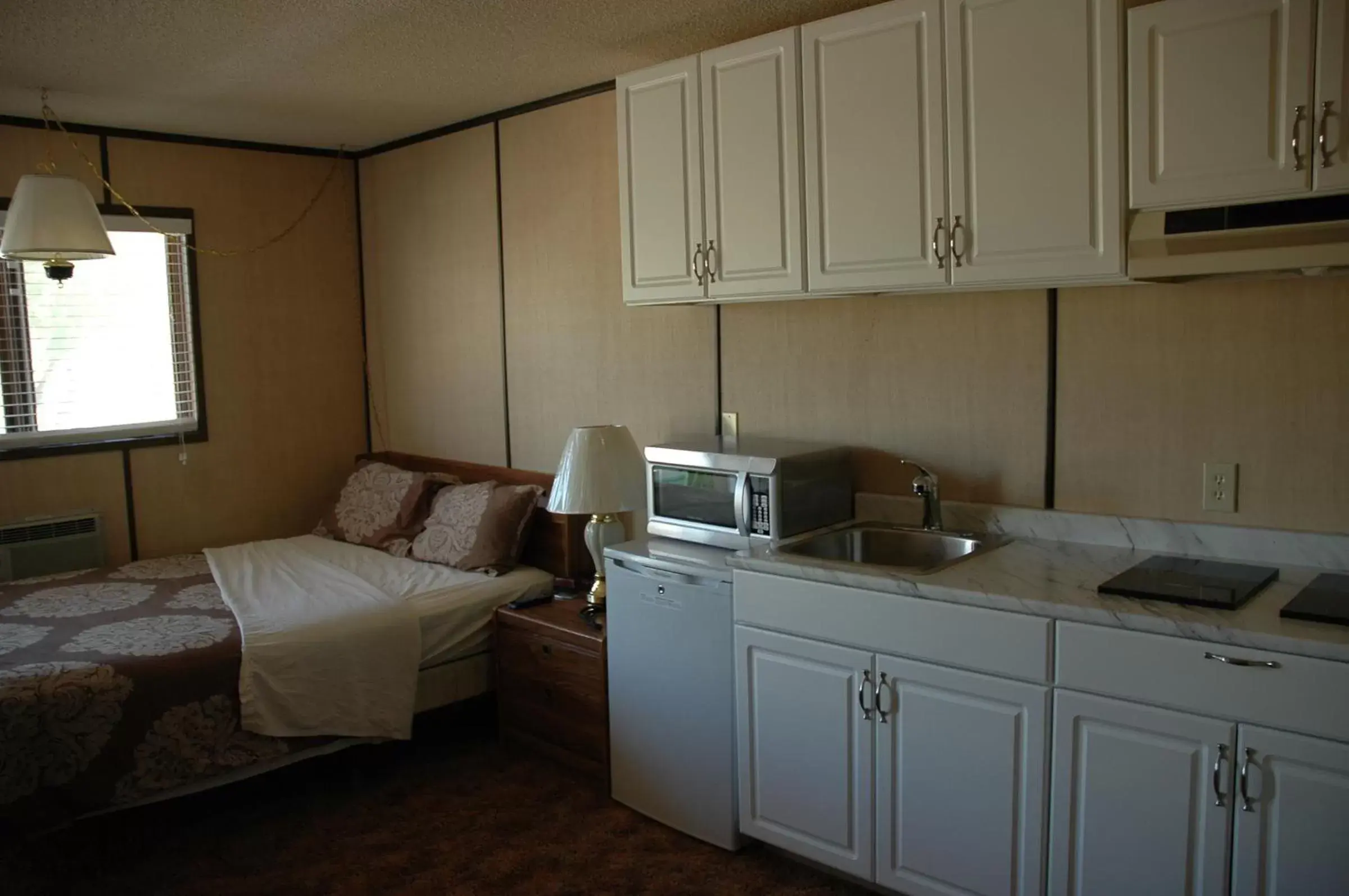Bedroom, Kitchen/Kitchenette in Inn of The South