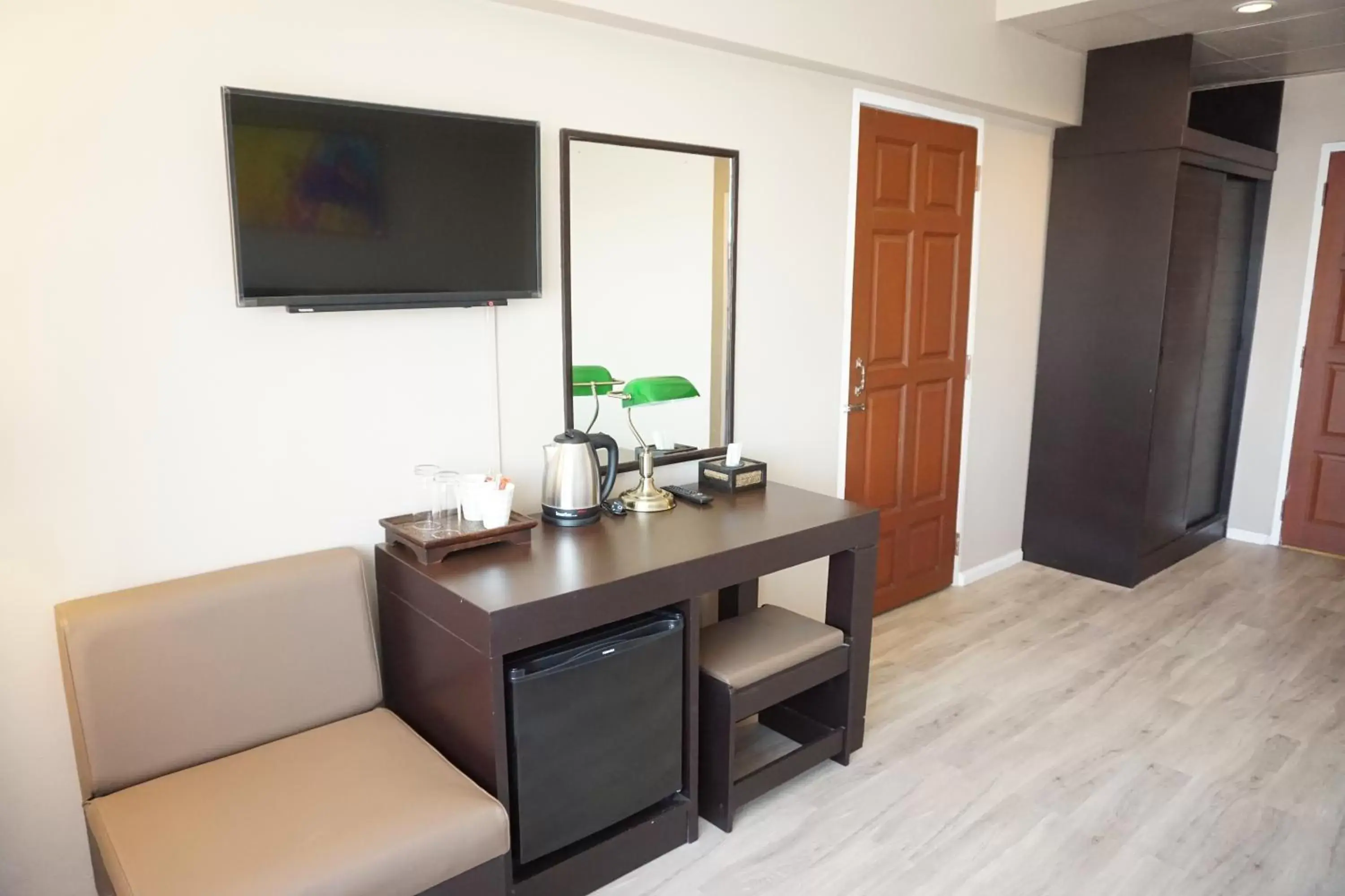 Coffee/tea facilities, TV/Entertainment Center in Taris Art Hotel Phrae