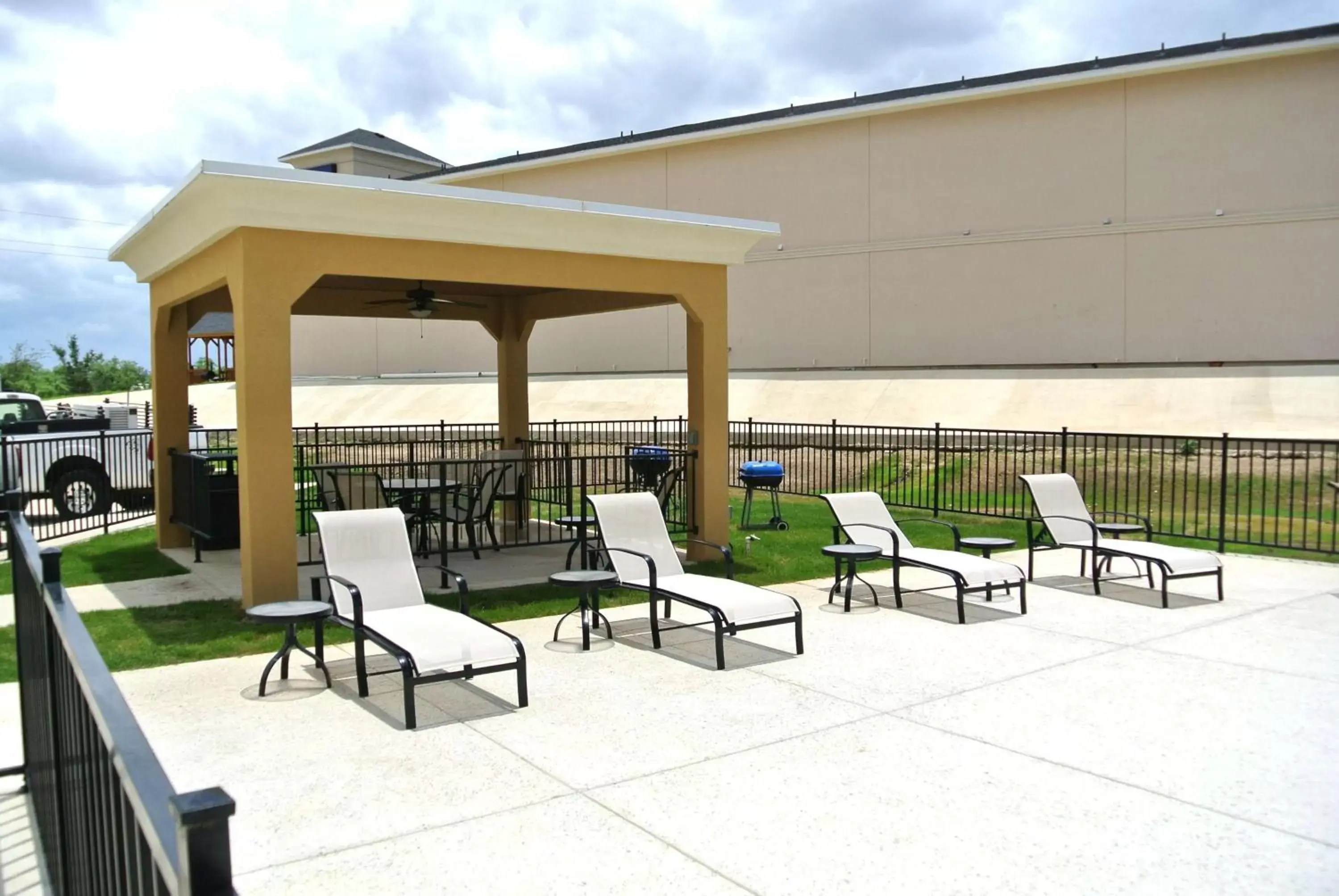 Property building in Hampton Inn Carrizo Springs Property building in Hampton Inn Carrizo Springs