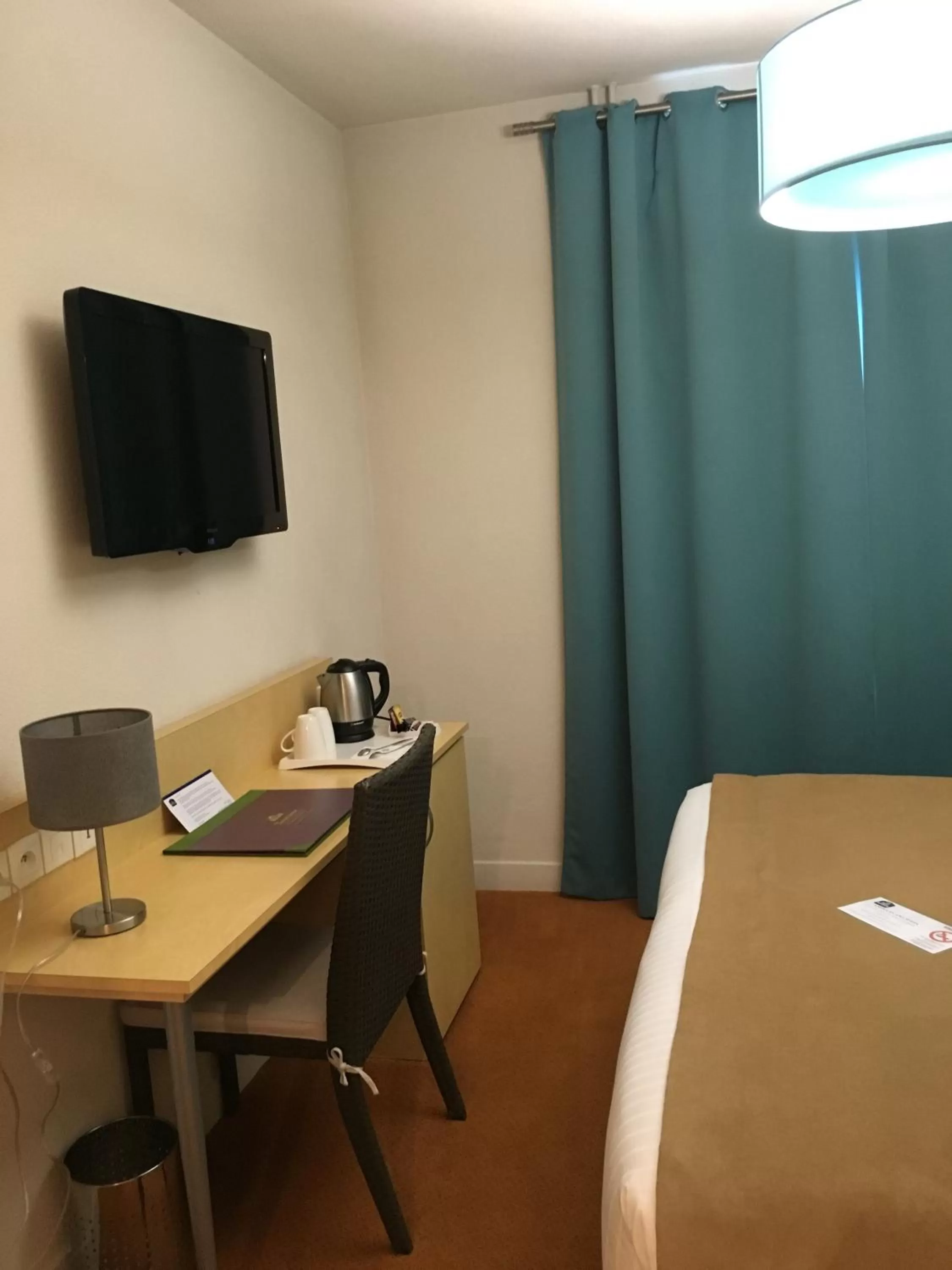 Bed in Best Western Le Vinci Loire Valley