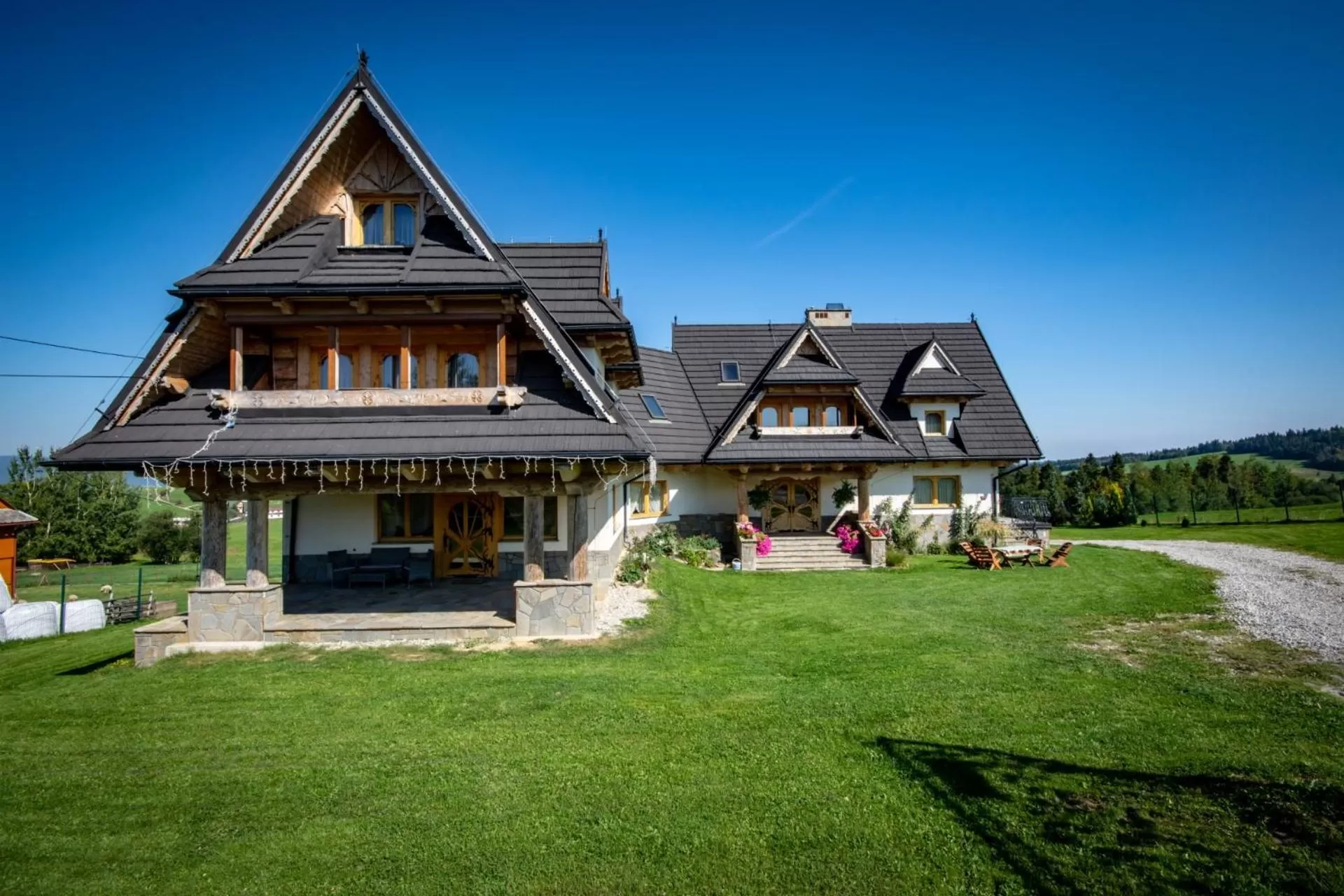 Property building in Podhalanski Dworek z Jacuzzi