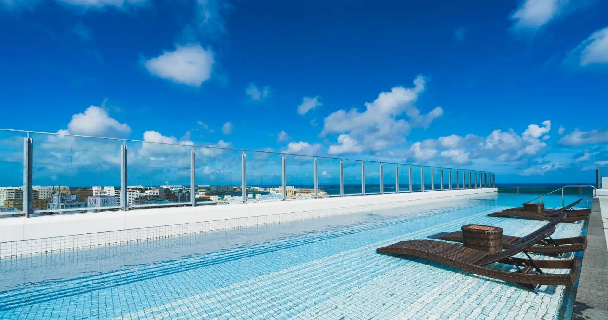 Swimming Pool in HOTEL SANSUI NAHA　Ryukyu Hot Spring Naminoueyu