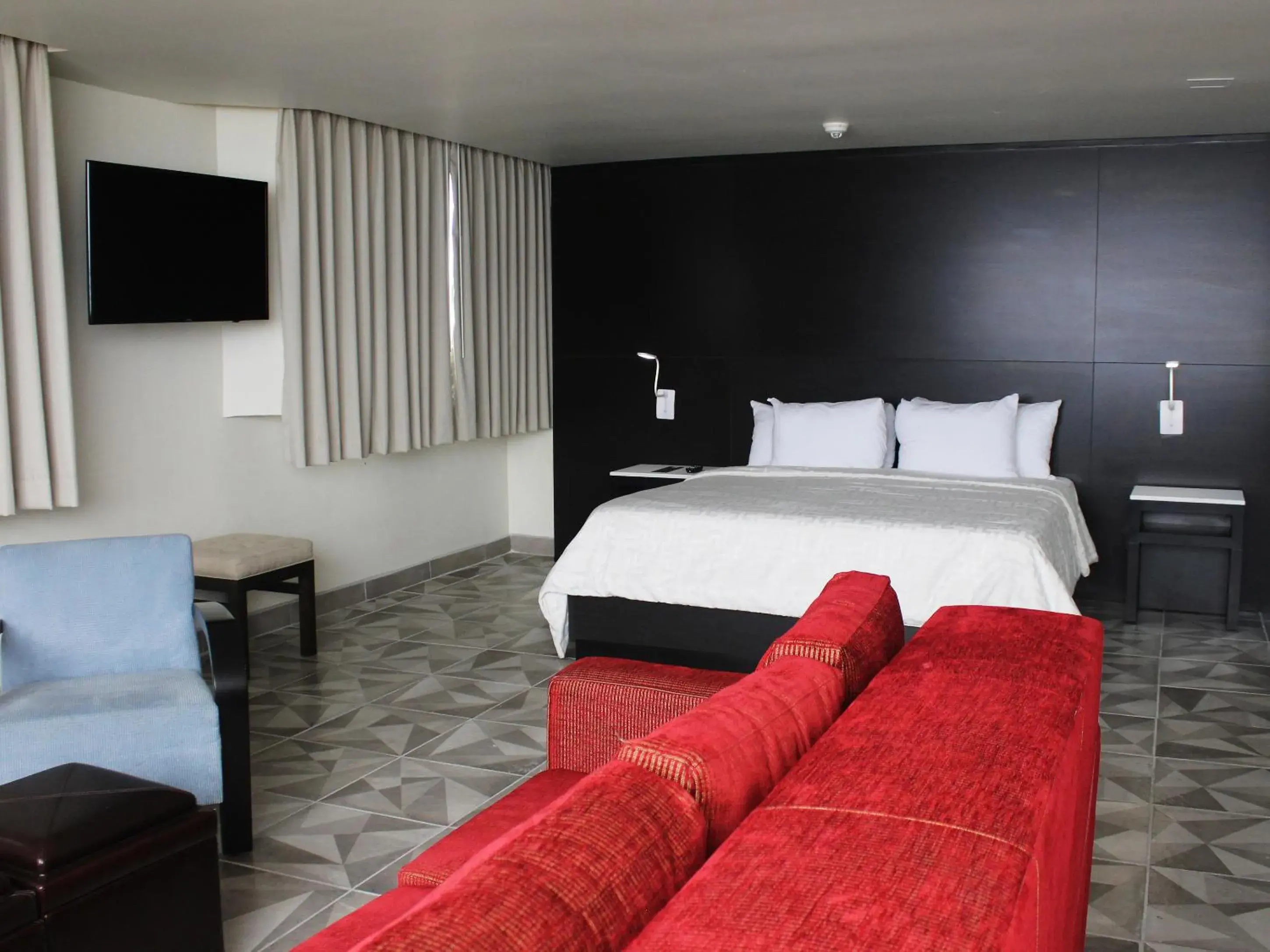 Seating area, Bed in Hotel Corona Plaza