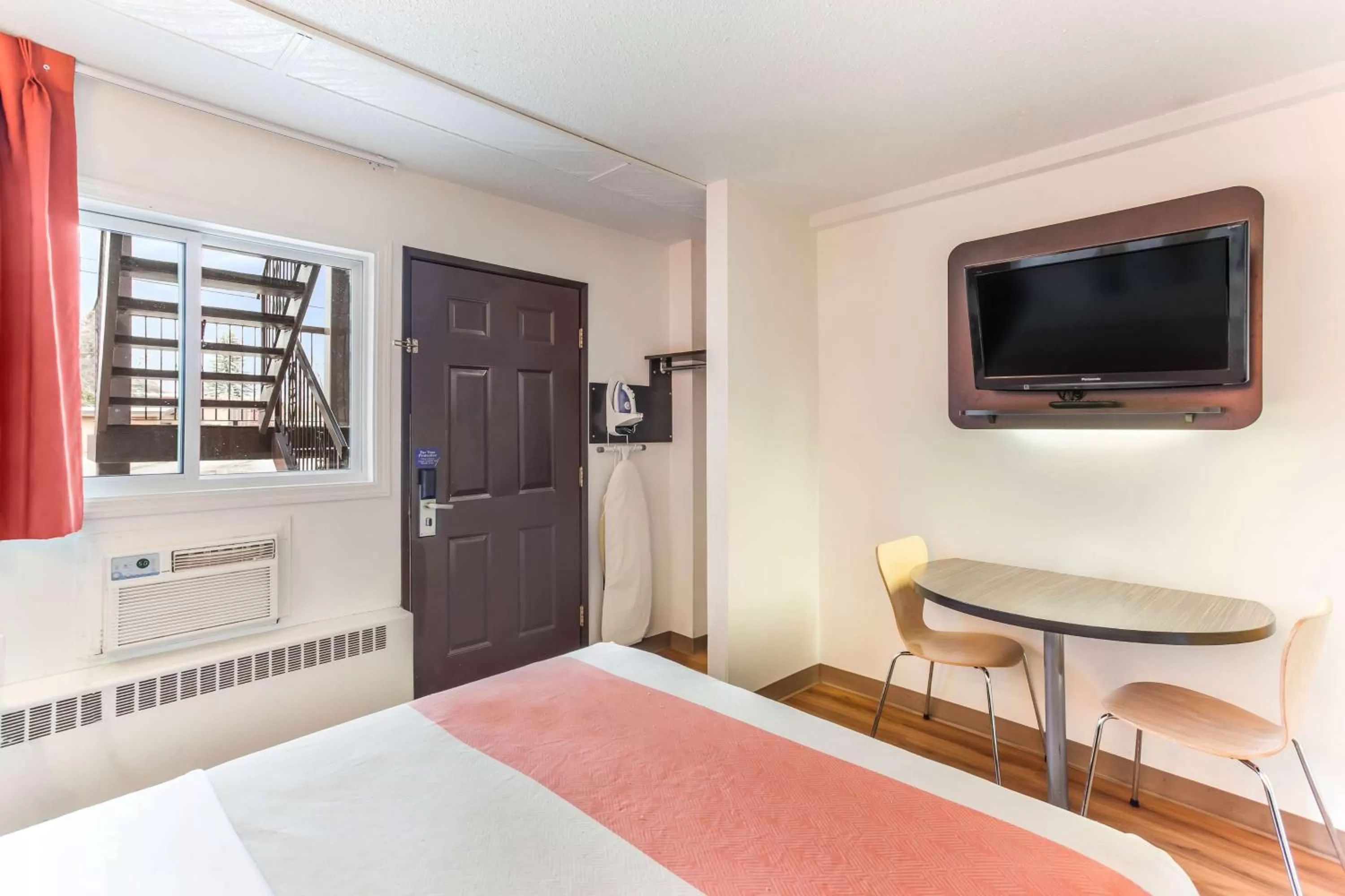 Photo of the whole room, Bed in Motel 6-Lethbridge, AB