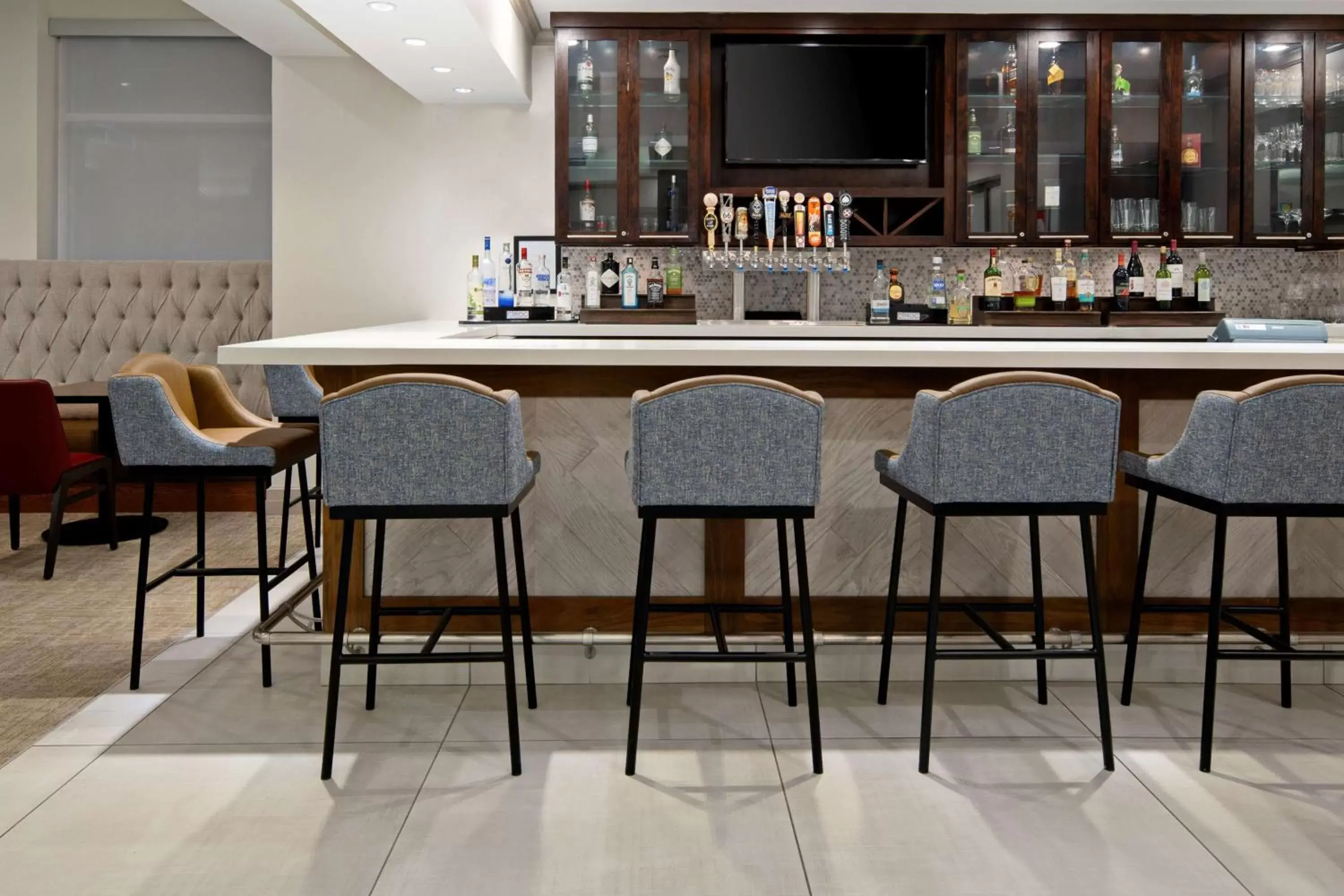 Lounge or bar, Restaurant/Places to Eat in Hilton Garden Inn Albuquerque Airport