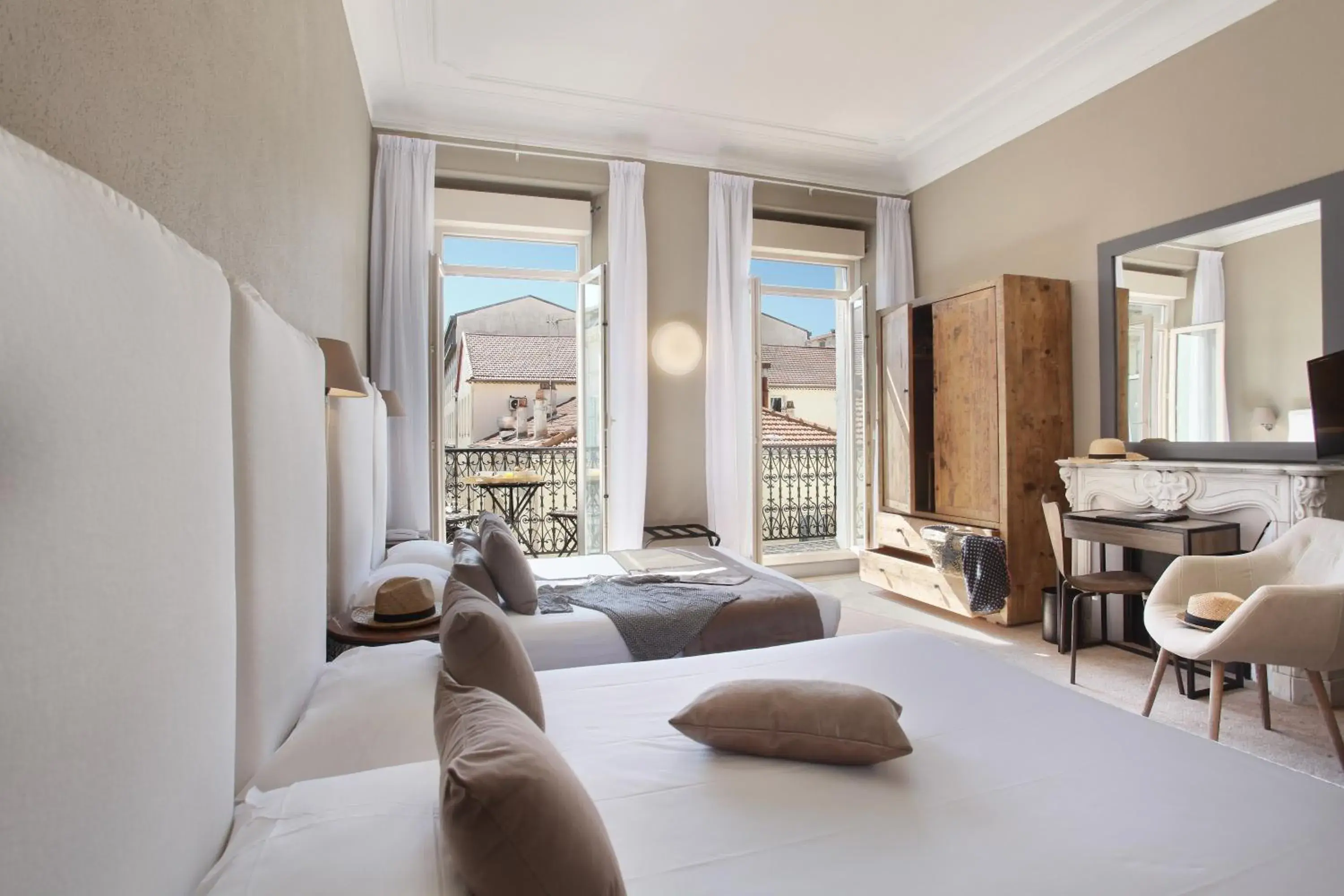 Bedroom in Hôtel La Villa Tosca