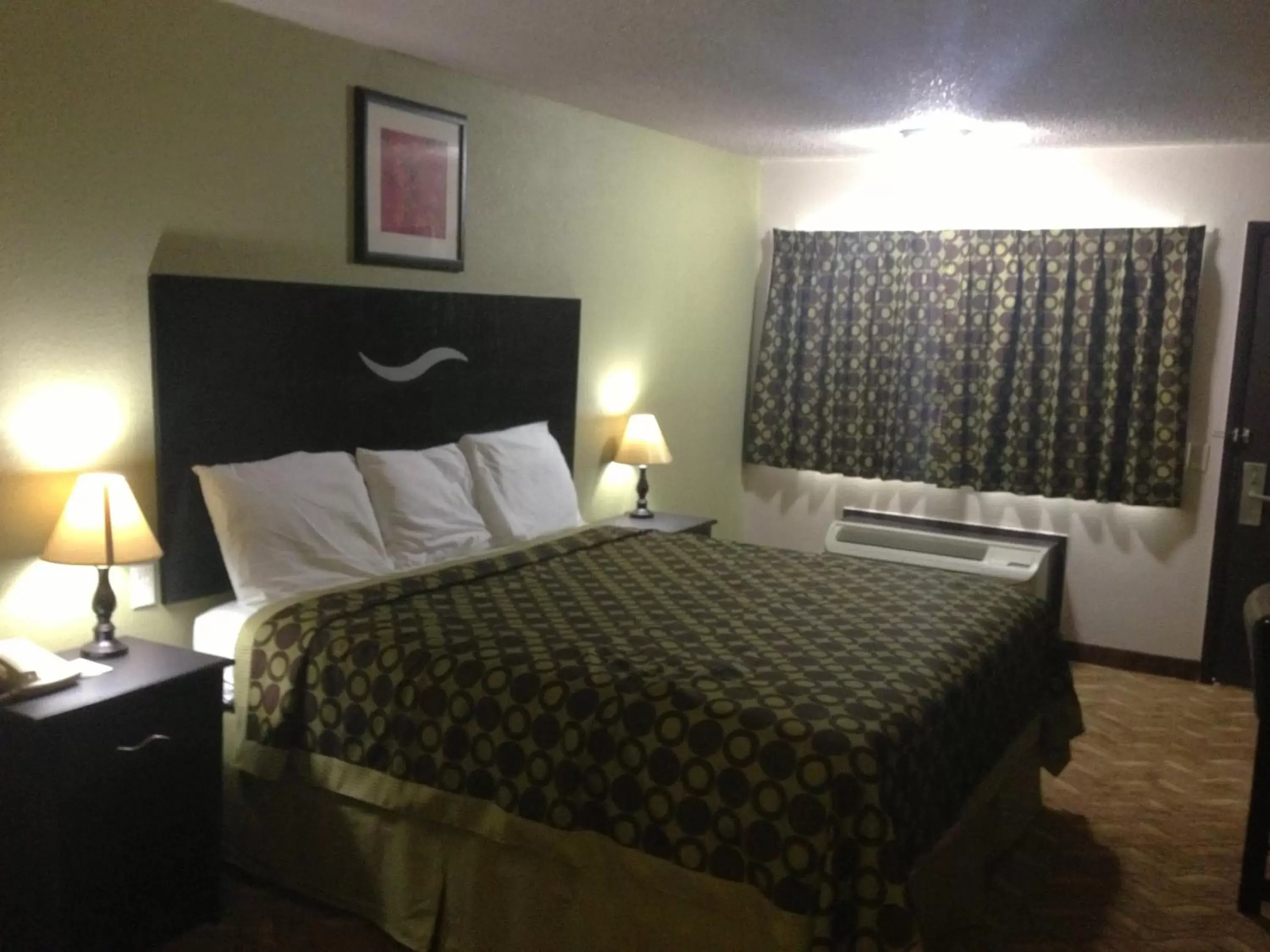 Bedroom, Bed in Americas Best Value Inn Kansas City East - Independence