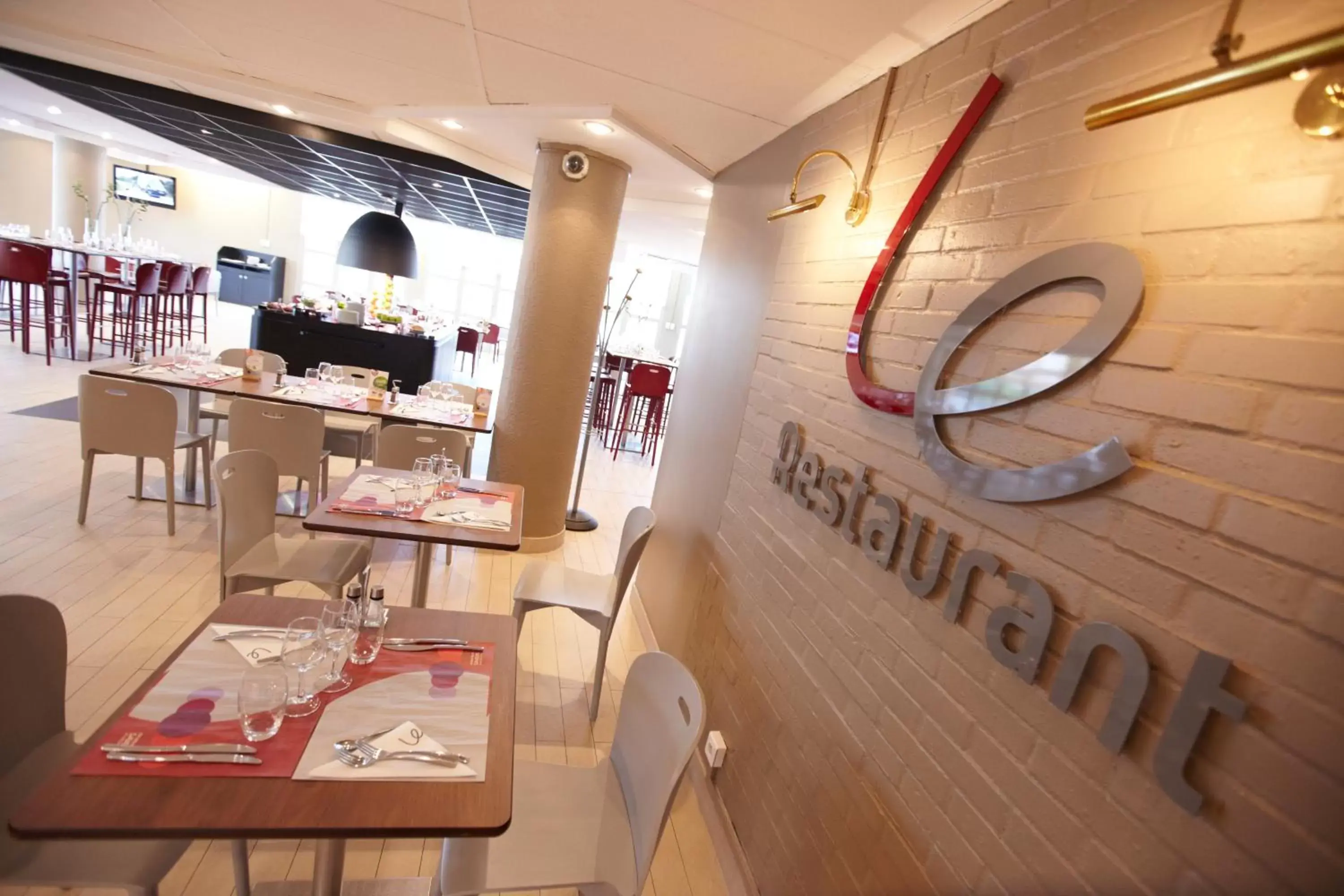 Dining area in Campanile Hotel Beauvais