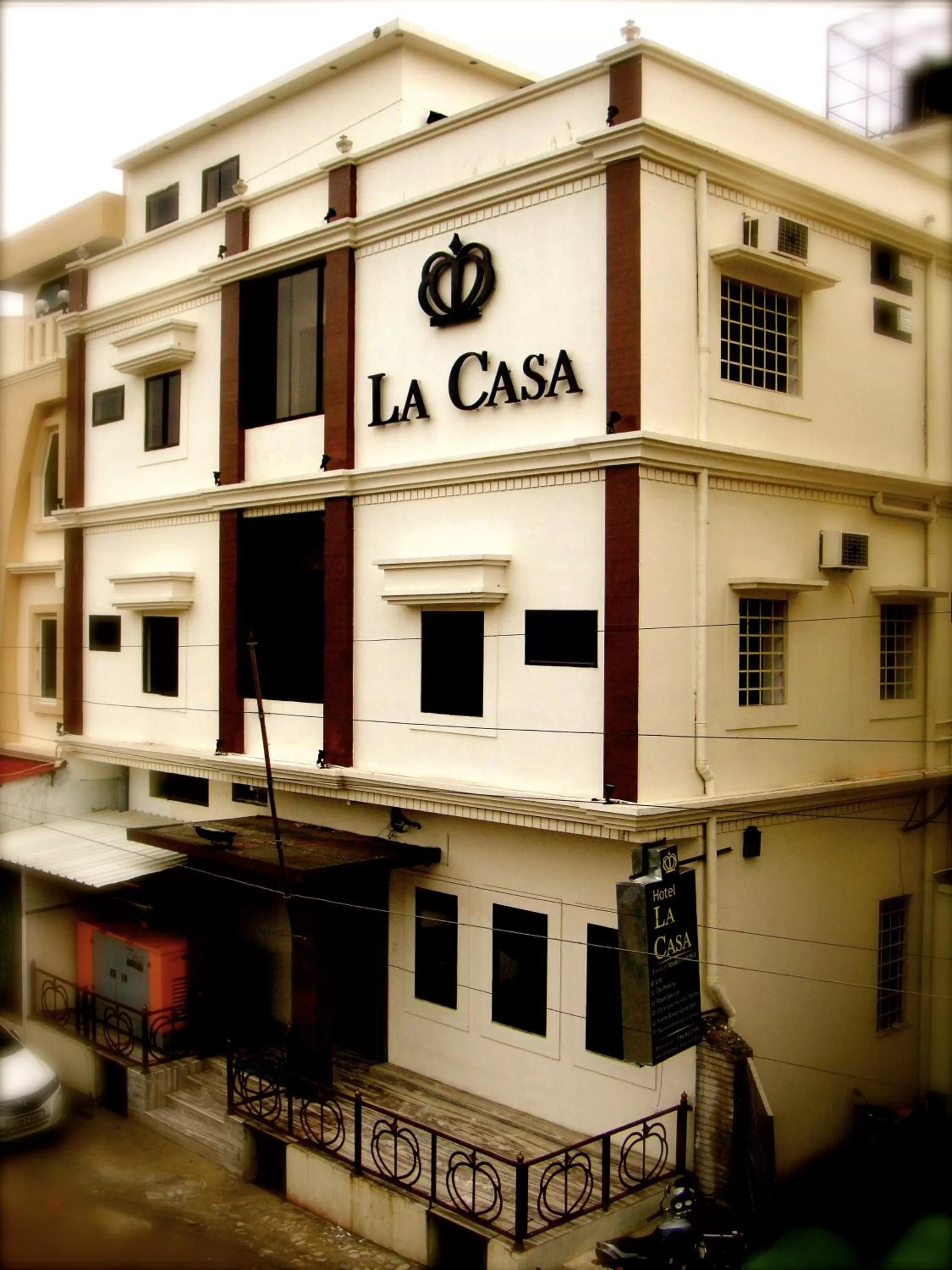 Facade/entrance in La Casa