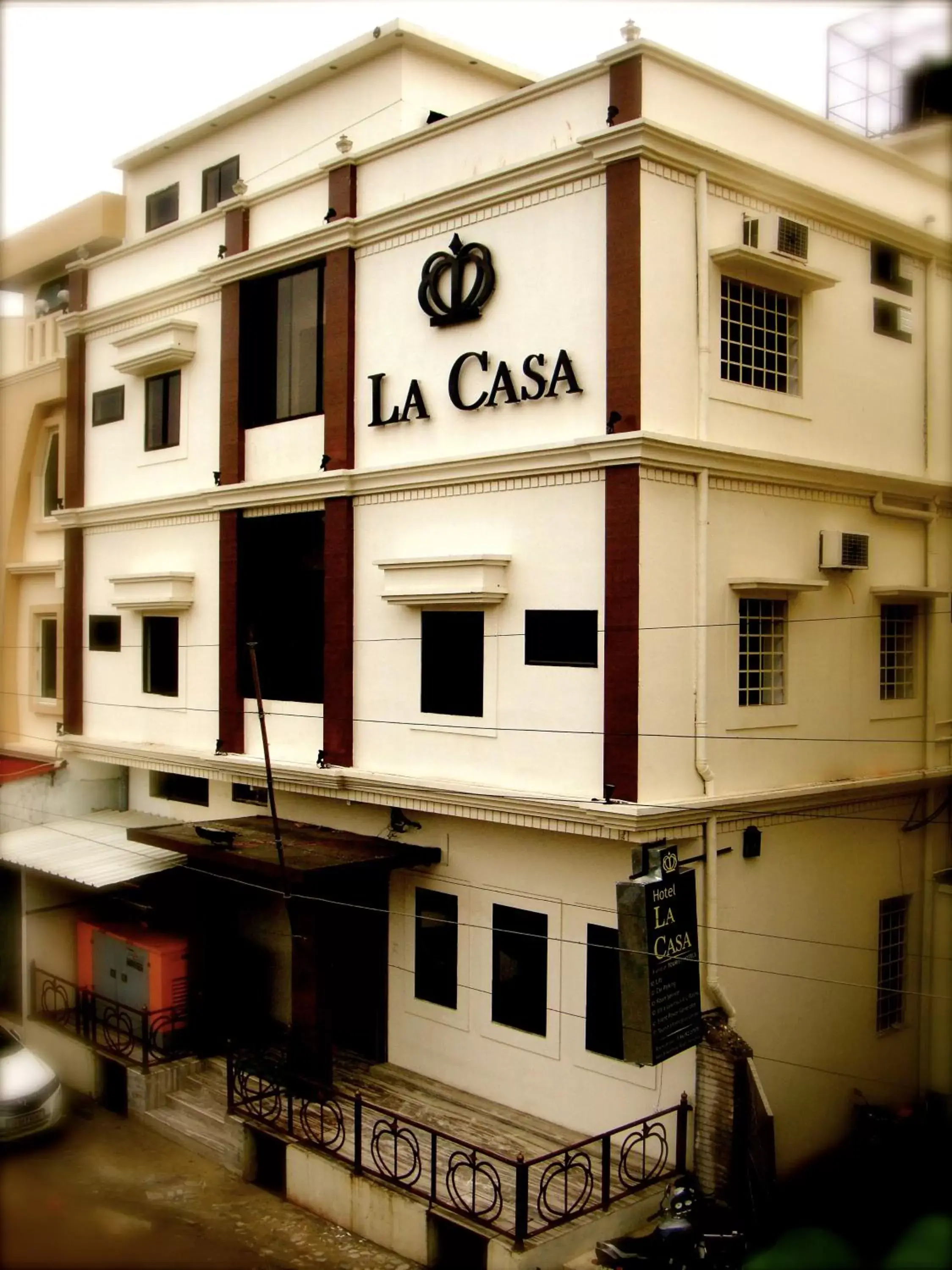 Facade/entrance, Property Building in La Casa