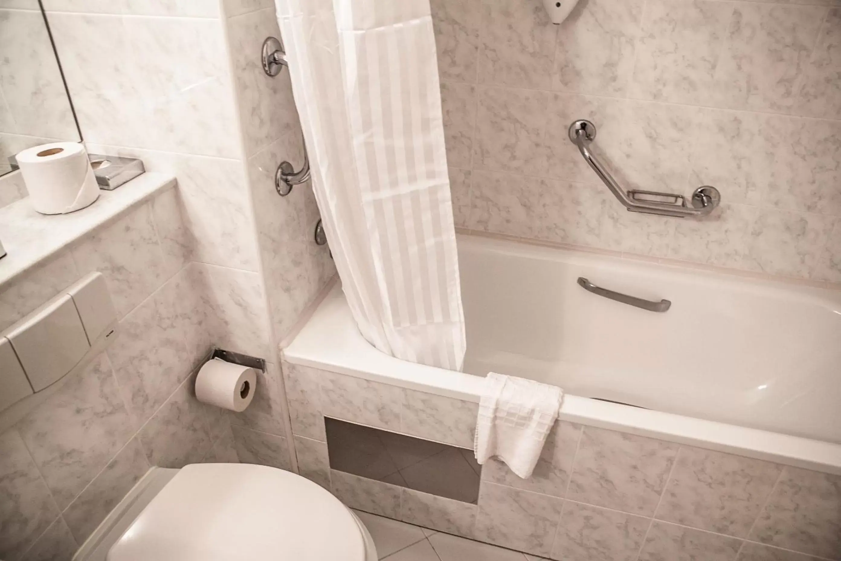 Triple Room (1 Double Bed + 1 Single Bed) in Dillon’s Hotel Triple Room (1 Double Bed + 1 Single Bed) in Dillon’s Hotel