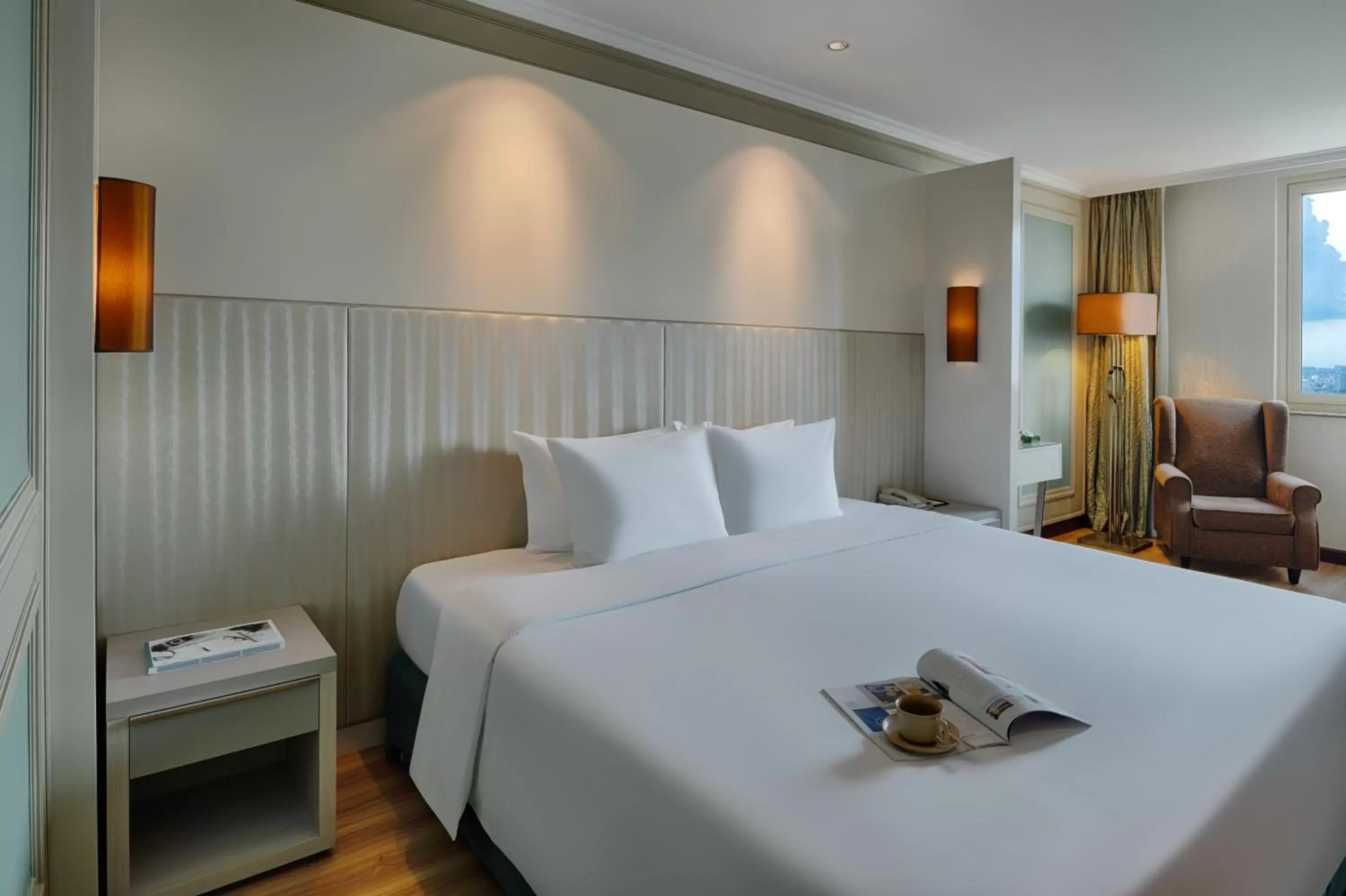 Bedroom, Bed in Windsor Plaza Hotel