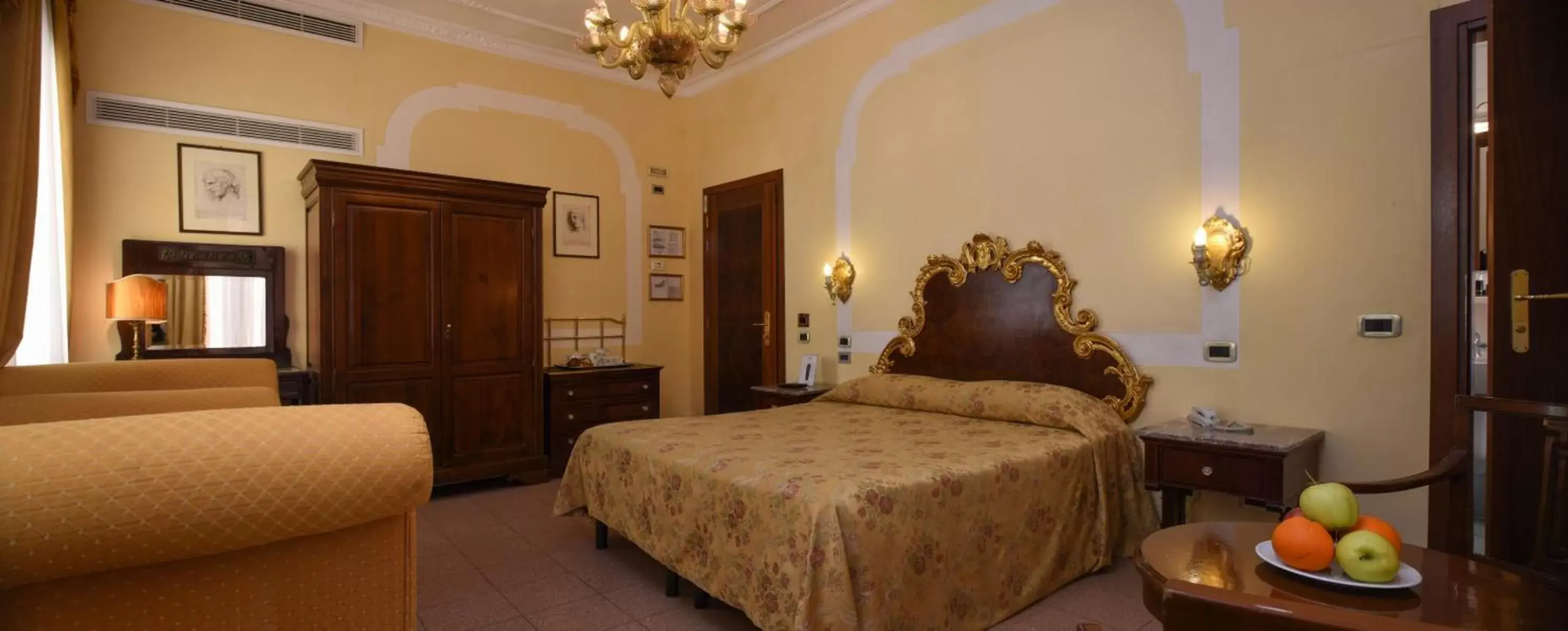 Bed in Hotel San Moisè
