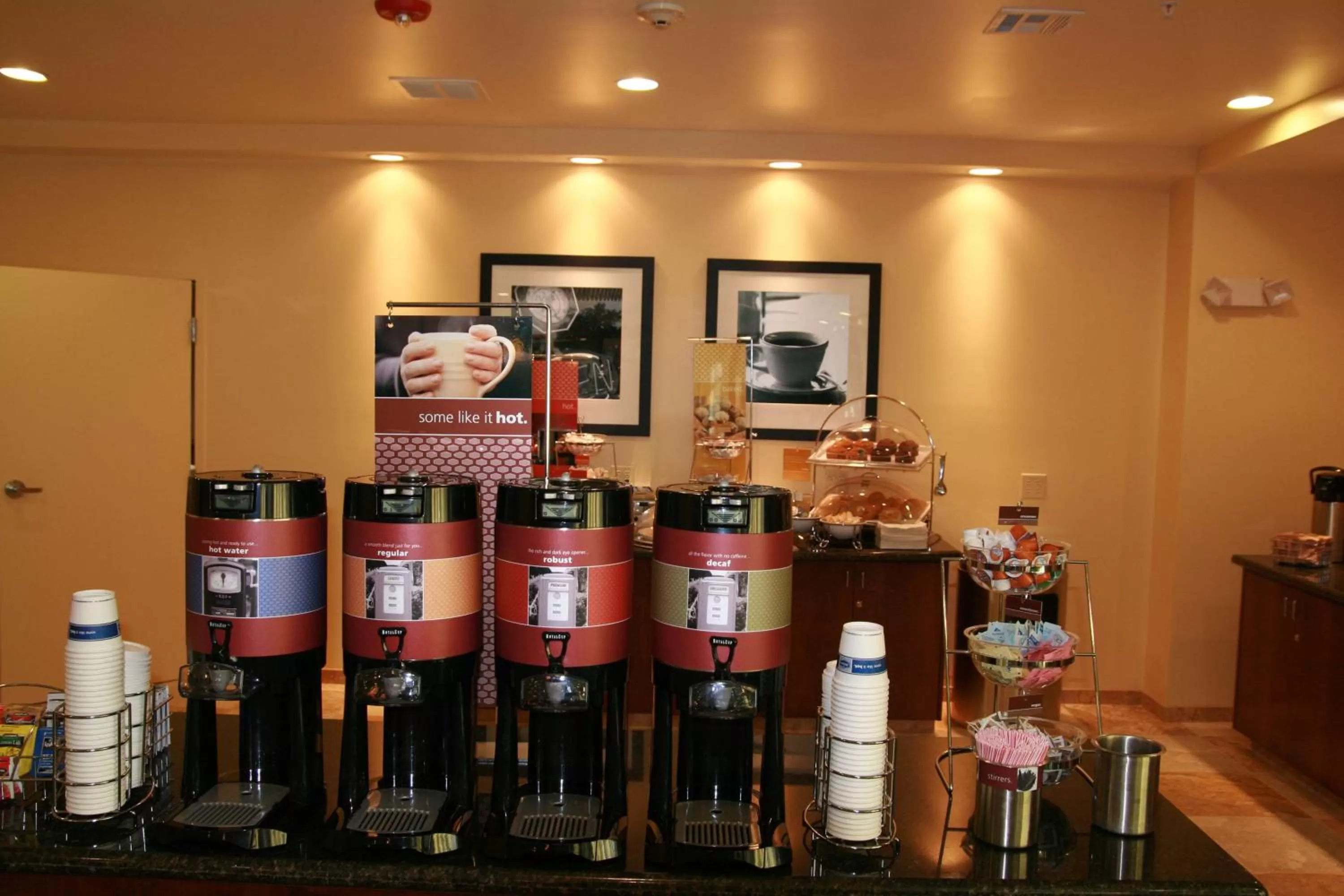 Dining area in Hampton by Hilton