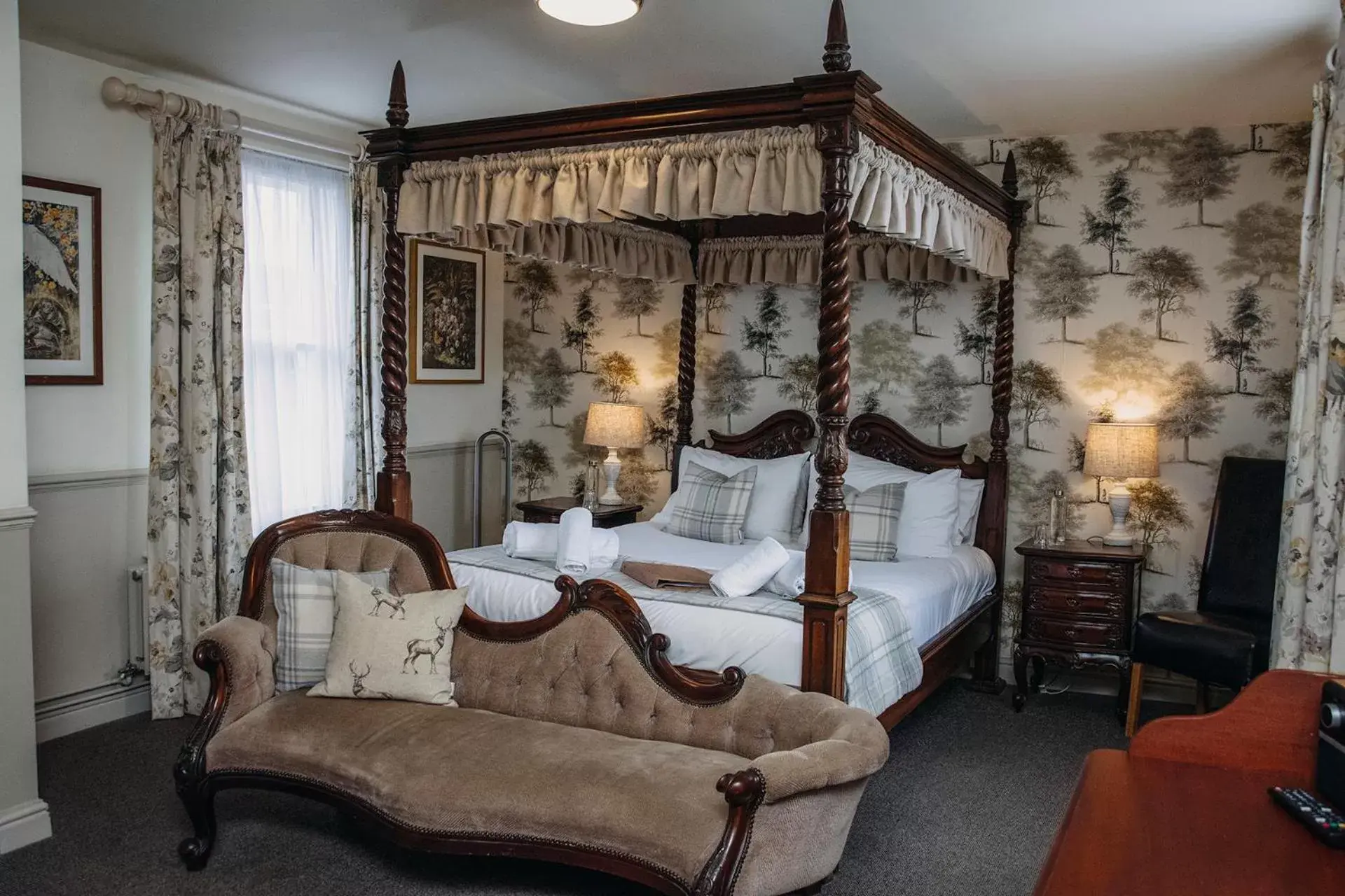 Bedroom, Seating Area in The George Inn