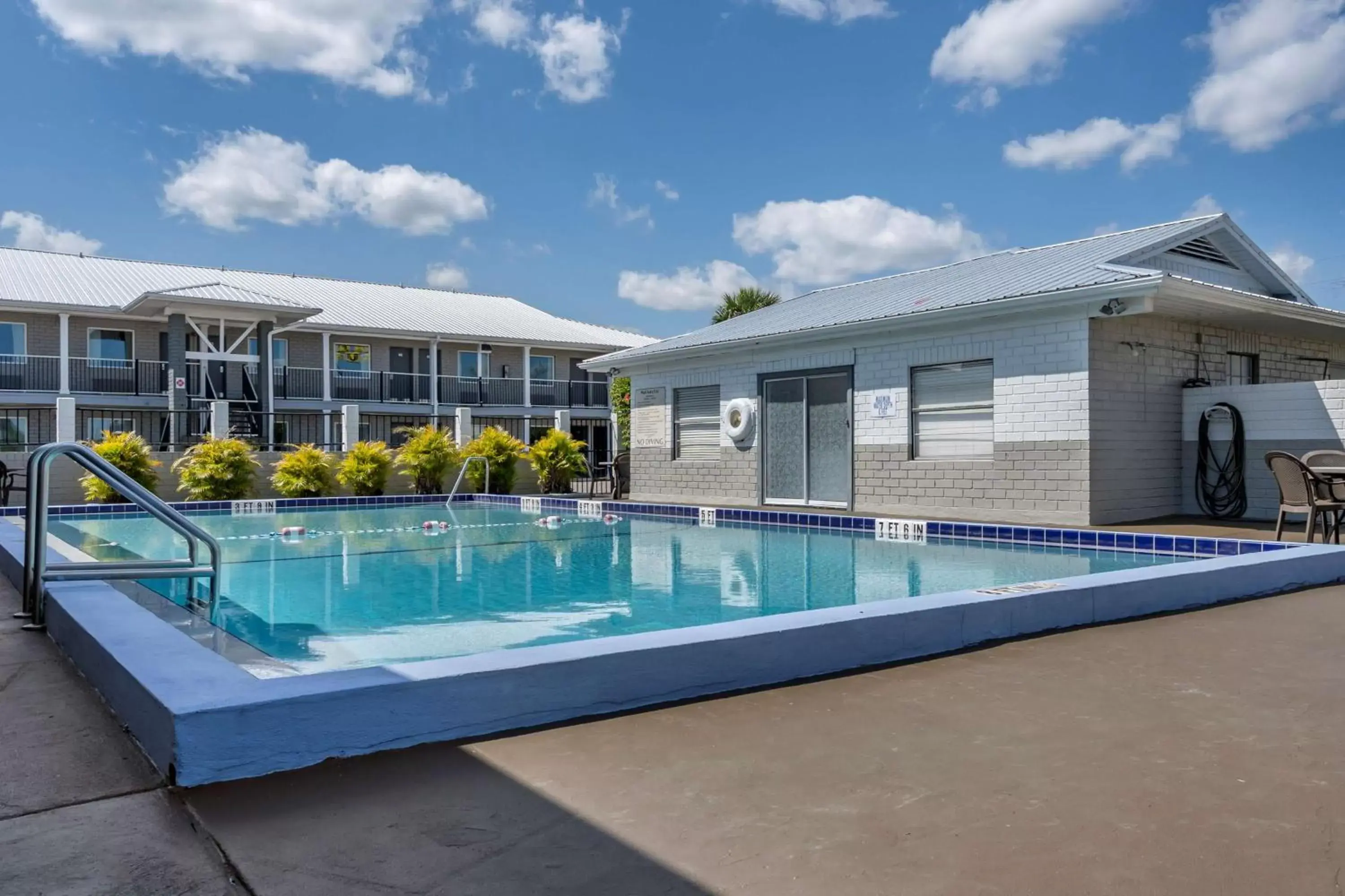 Pool view, Swimming Pool in Best Western Space Shuttle Inn