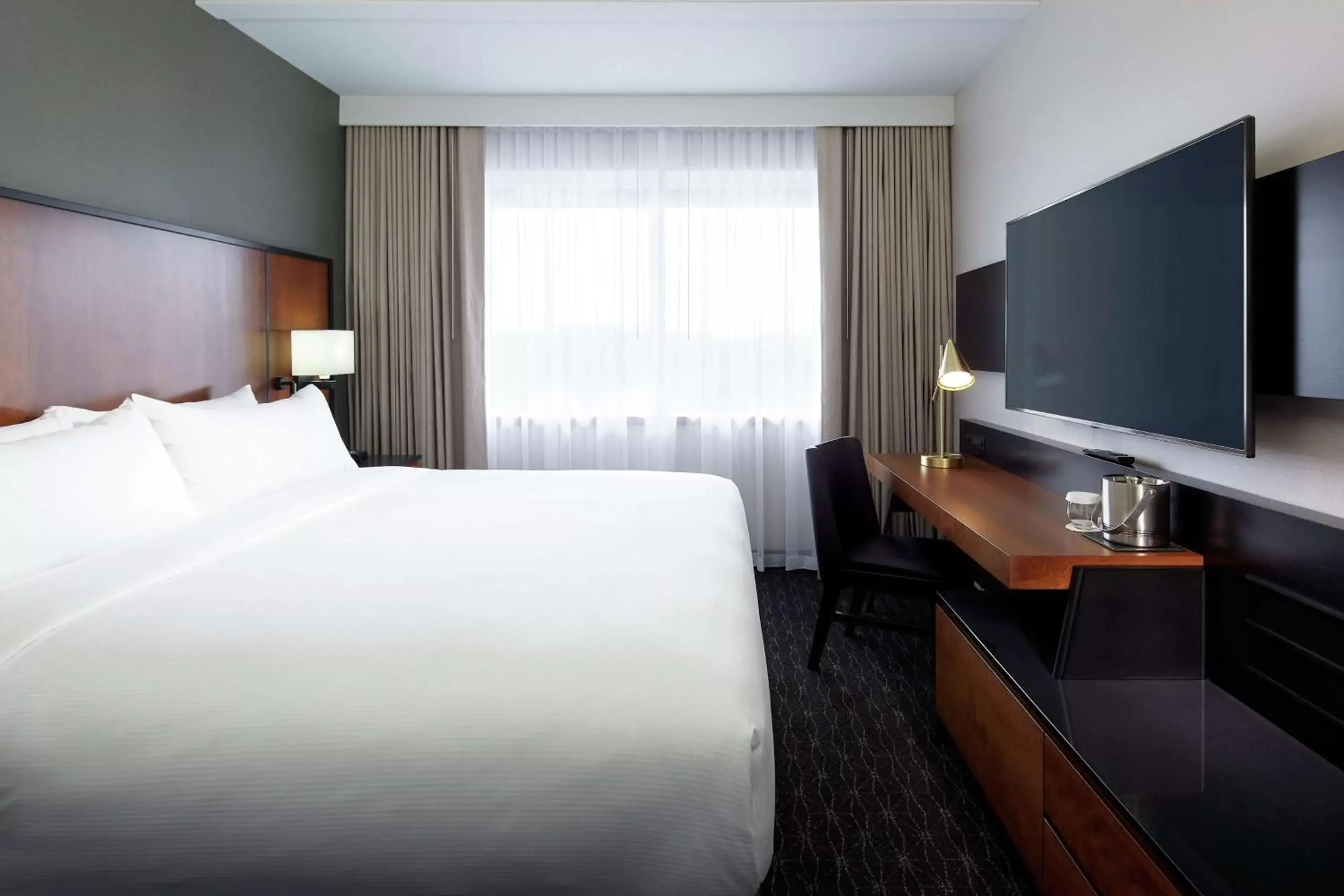 Bedroom, Bed in Doubletree By Hilton Montreal Airport