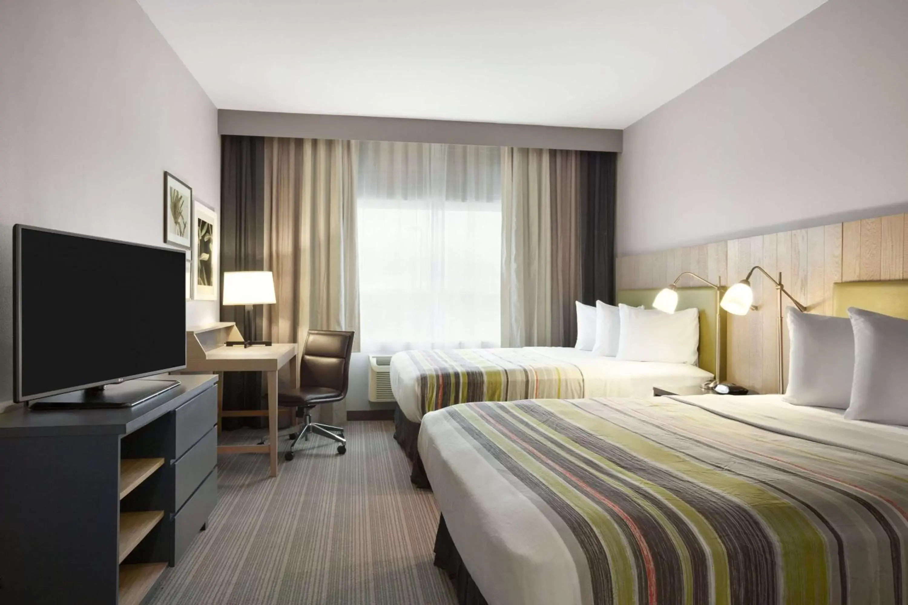 Bedroom, Bed in Country Inn & Suites by Radisson, Warner Robins, GA