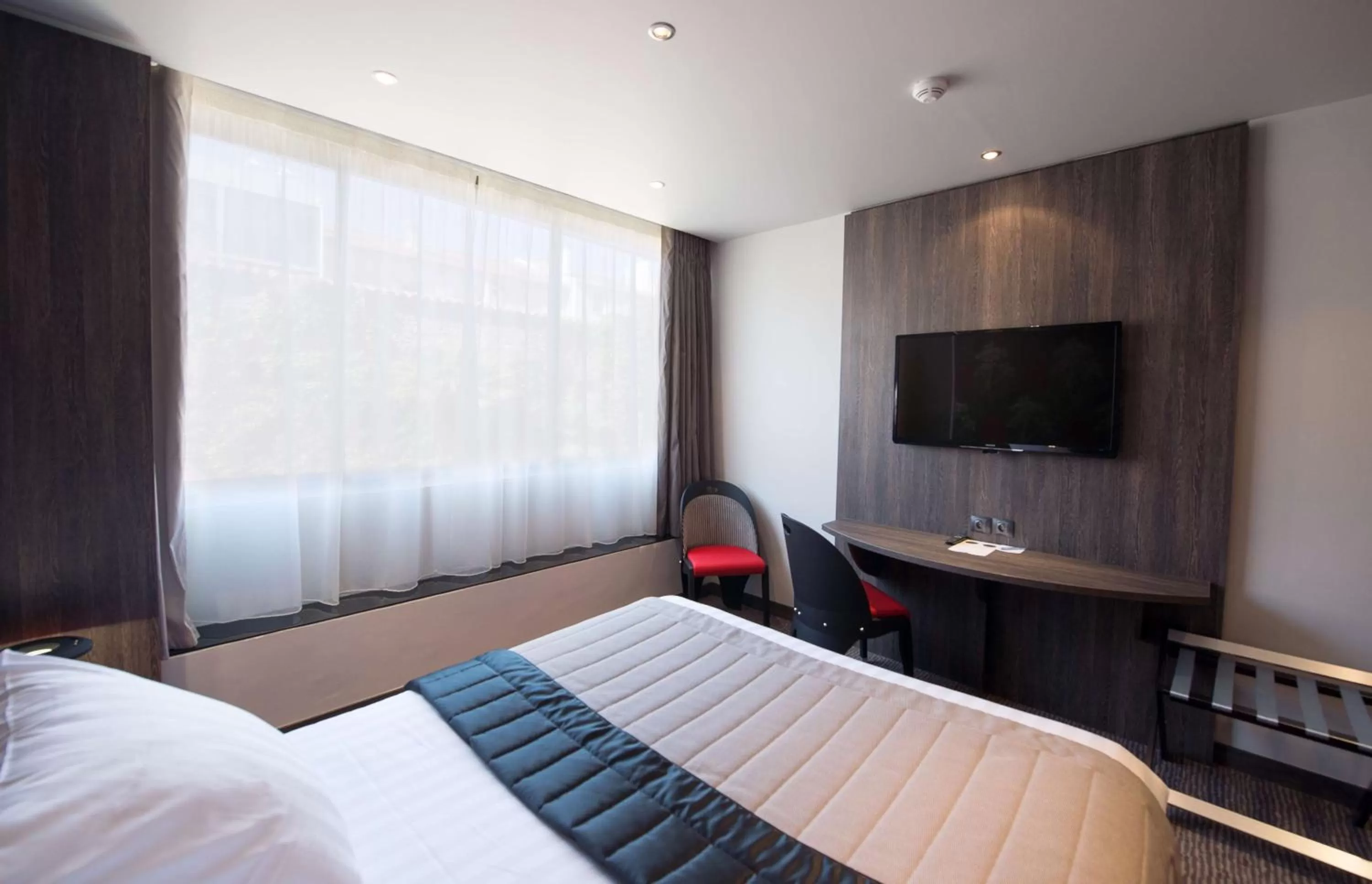 Bed in Best Western Premier Le Patio des Artistes Wellness Jacuzzi