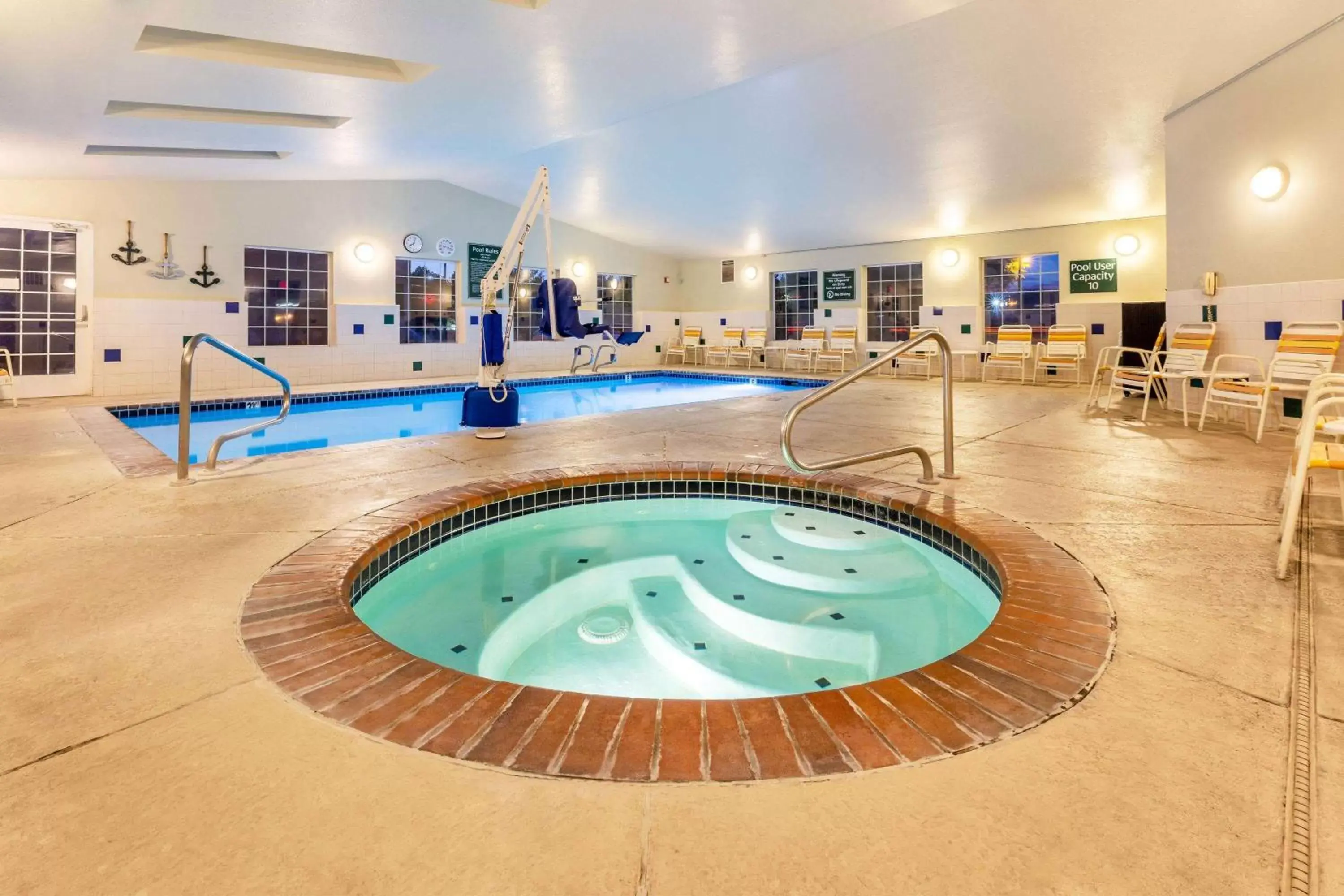 Hot Tub, Swimming Pool in La Quinta by Wyndham Spokane Valley