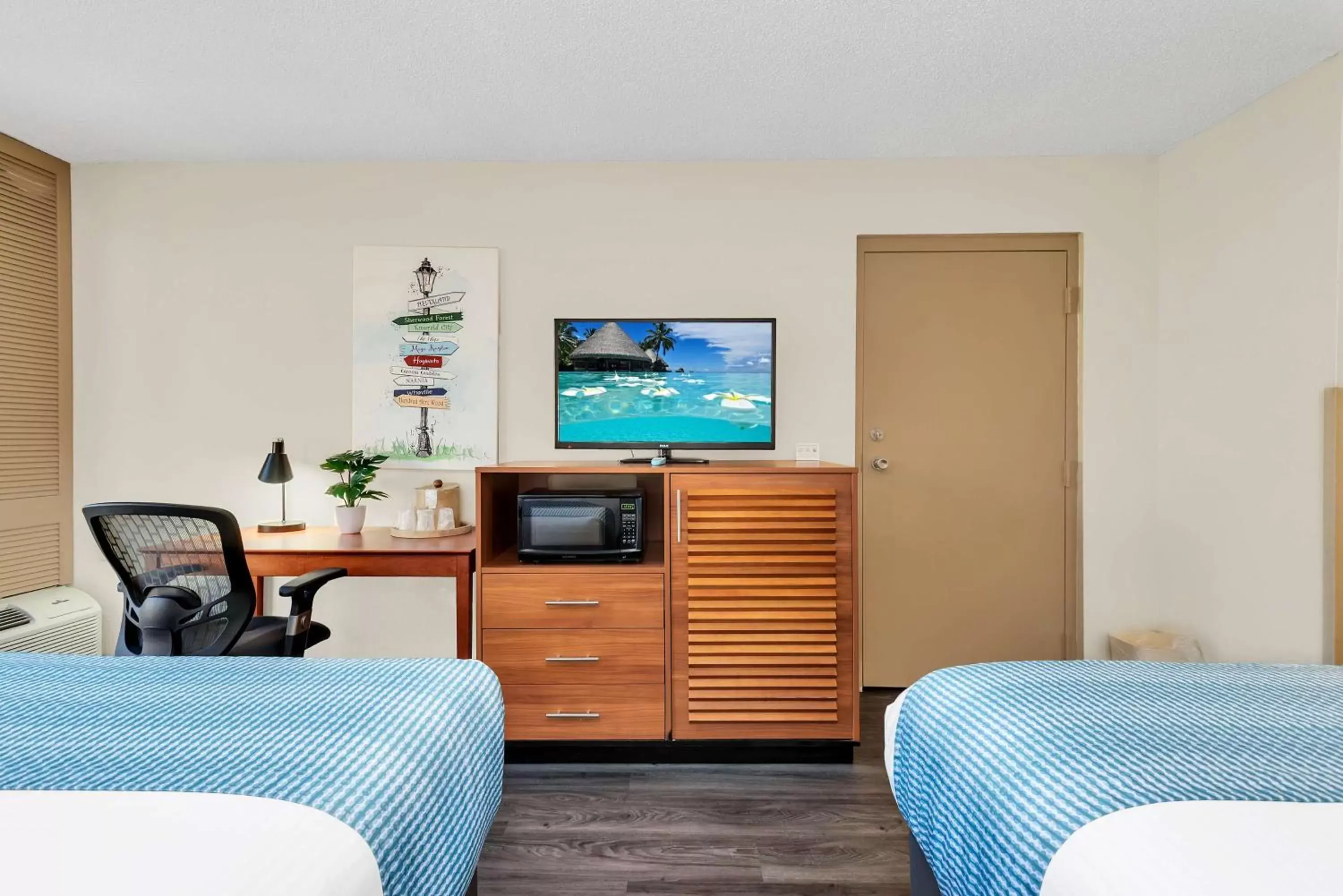 Bedroom, TV/Entertainment Center in Best Western Orlando Gateway Hotel