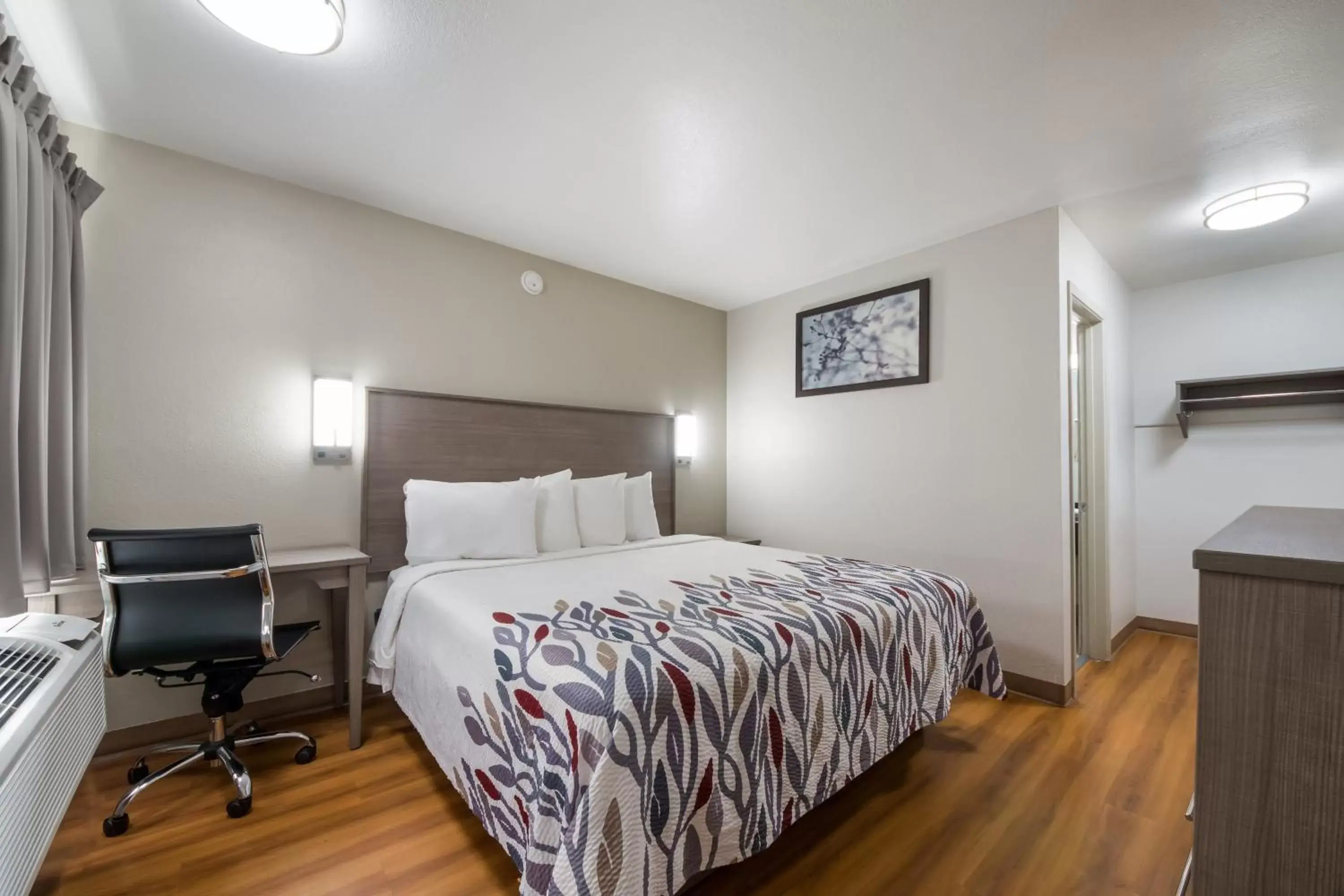 Deluxe King Room - Unique/Non-Smoking in Red Roof Inn San Antonio E - Frost Bank Center Deluxe King Room - Unique/Non-Smoking in Red Roof Inn San Antonio E - Frost Bank Center