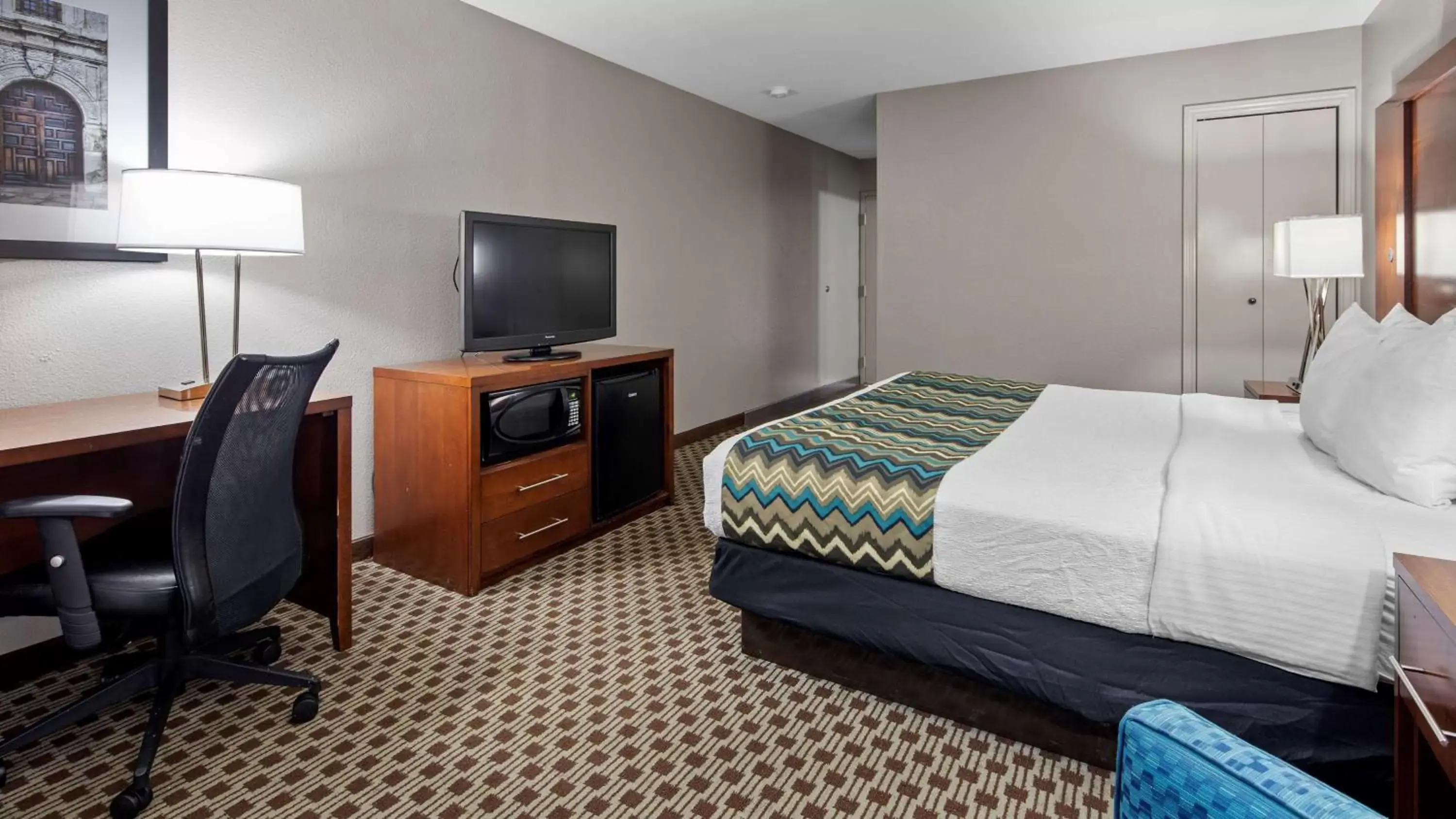 Photo of the whole room, Bed in Best Western near Lackland AFB Sea World