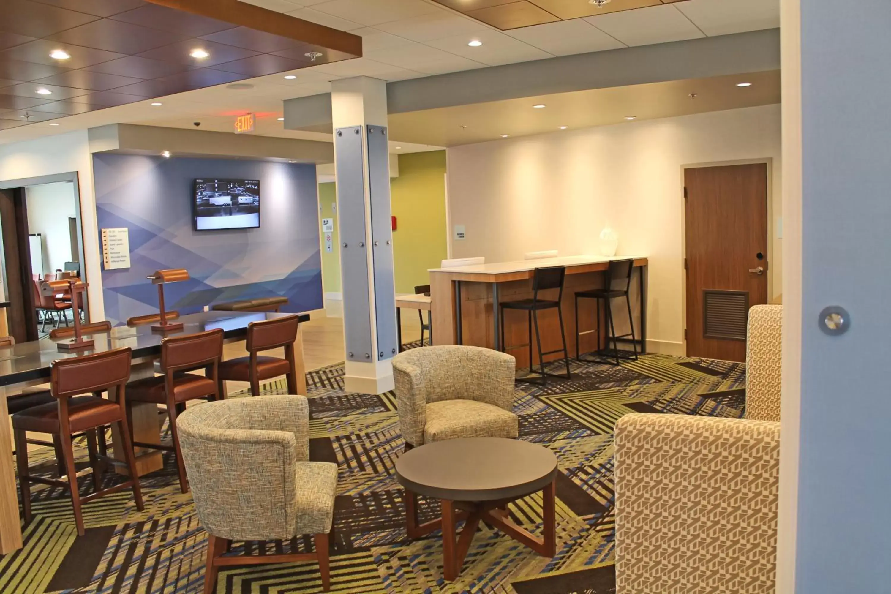 Property building, Lounge/Bar in Holiday Inn Express & Suites - St. Louis South - I-55, an IHG Hotel