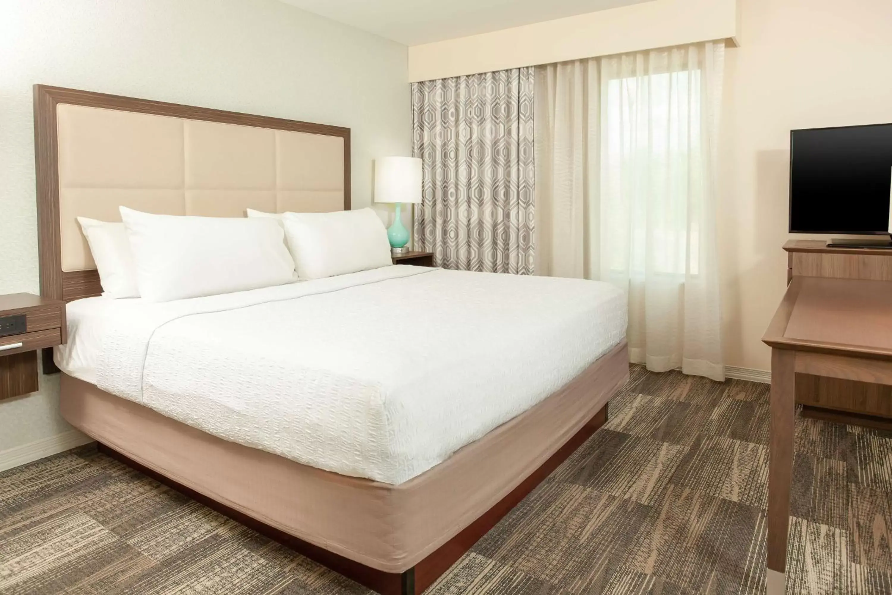 Bed in Hampton Inn & Suites Niles/Warren, OH