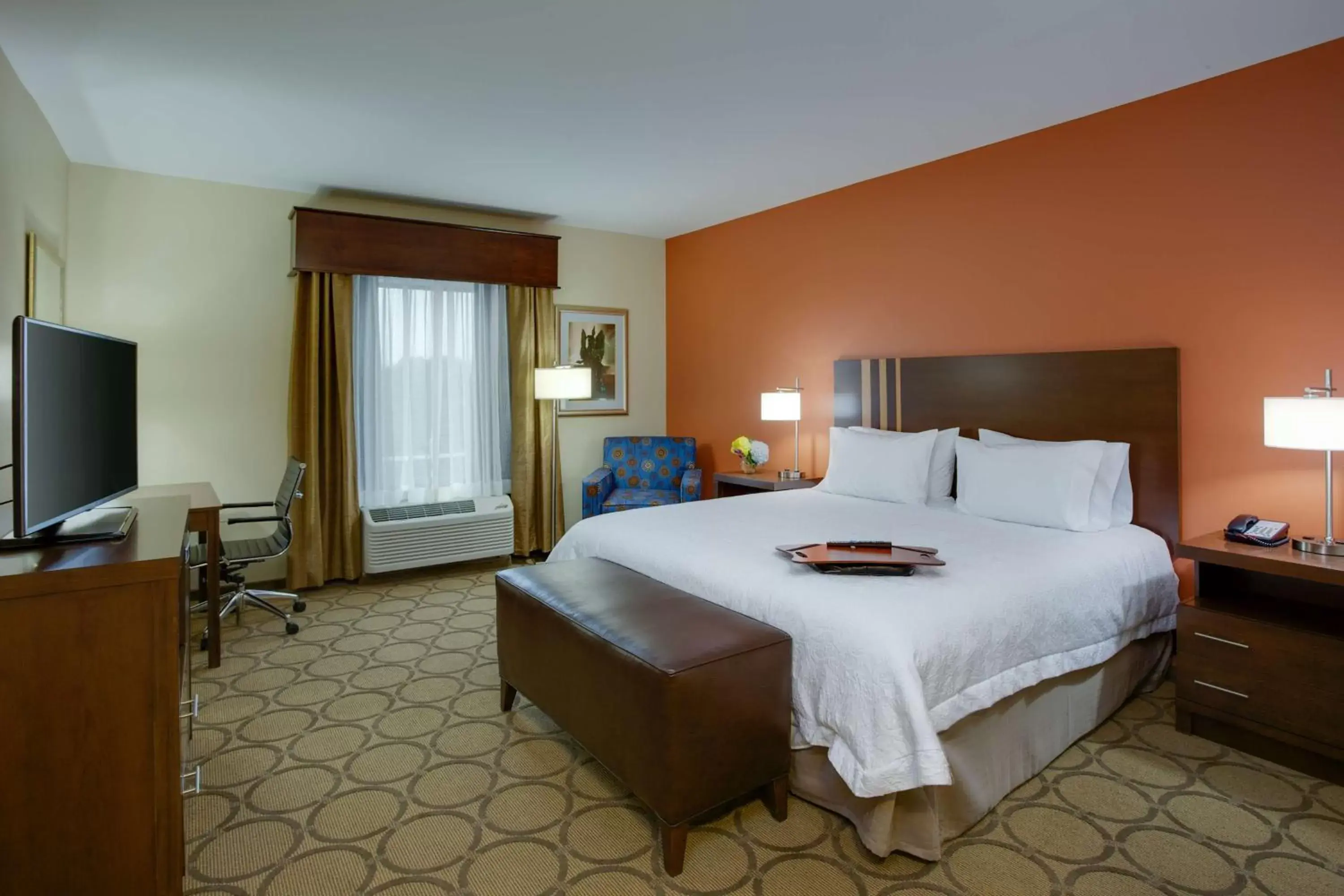 Bed in Hampton Inn & Suites Philadelphia/Bensalem