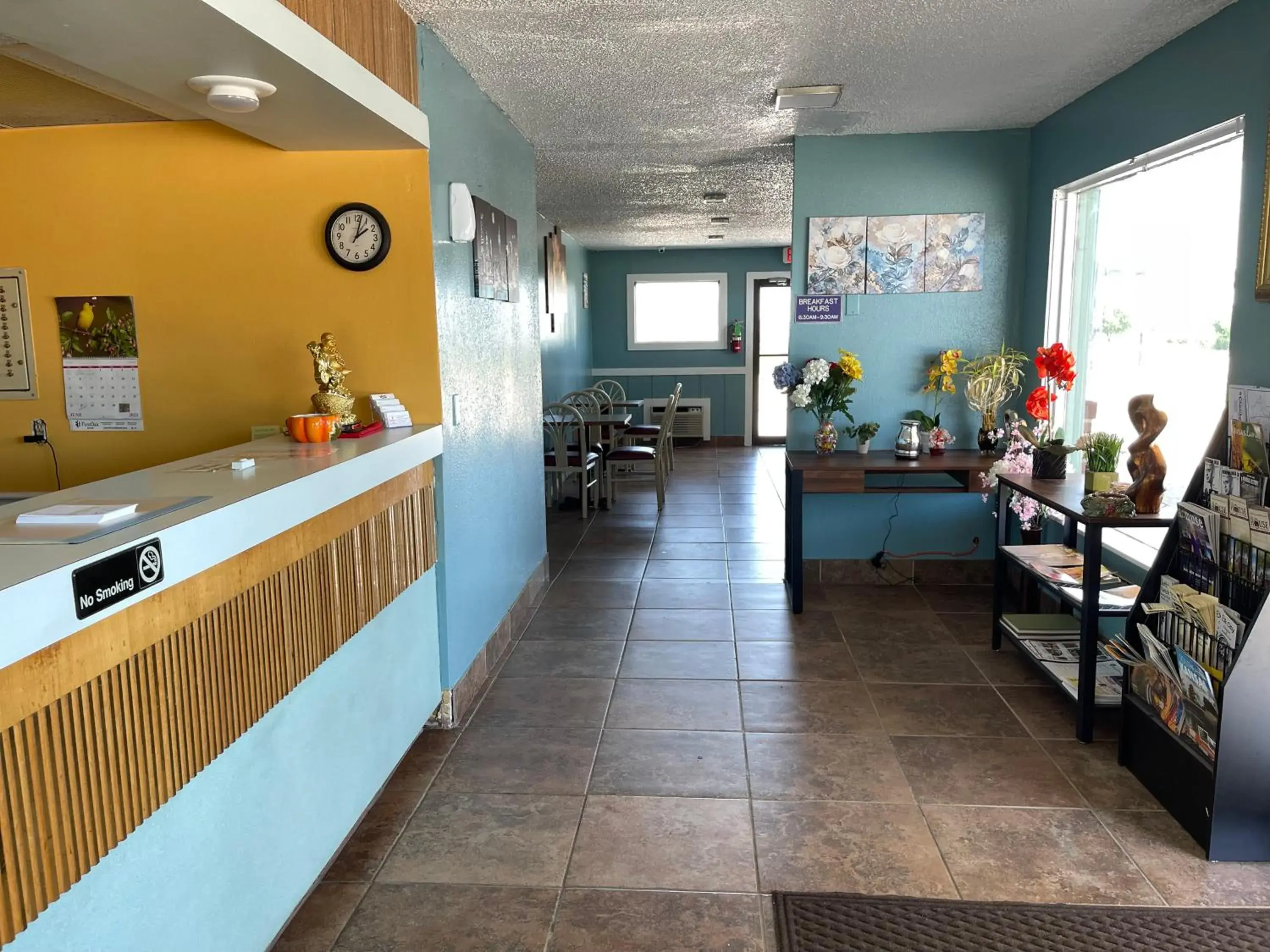 Lobby or reception, Kitchen/Kitchenette in Palace Inn