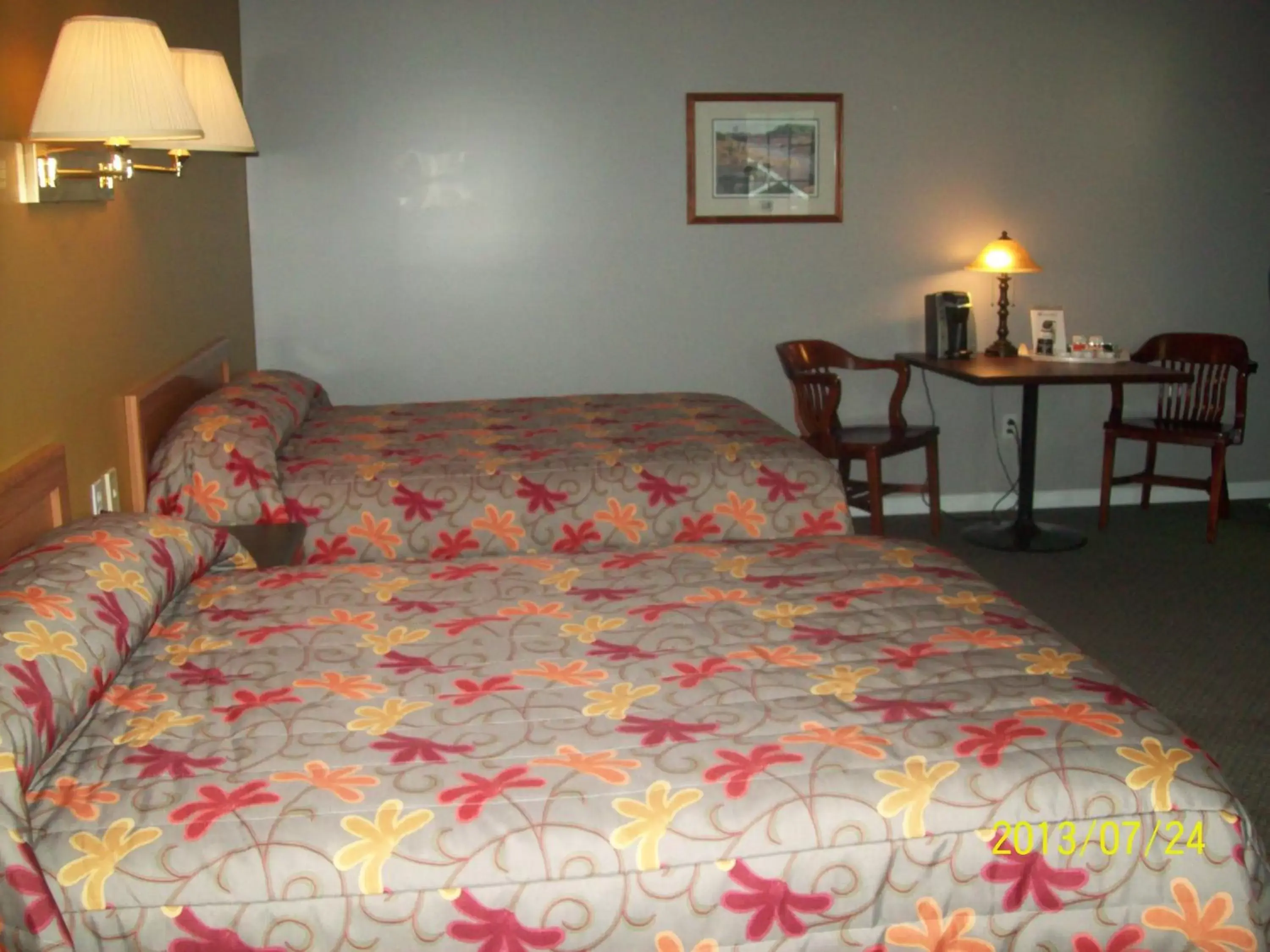 Bed in Hilltop Motel & Restaurant