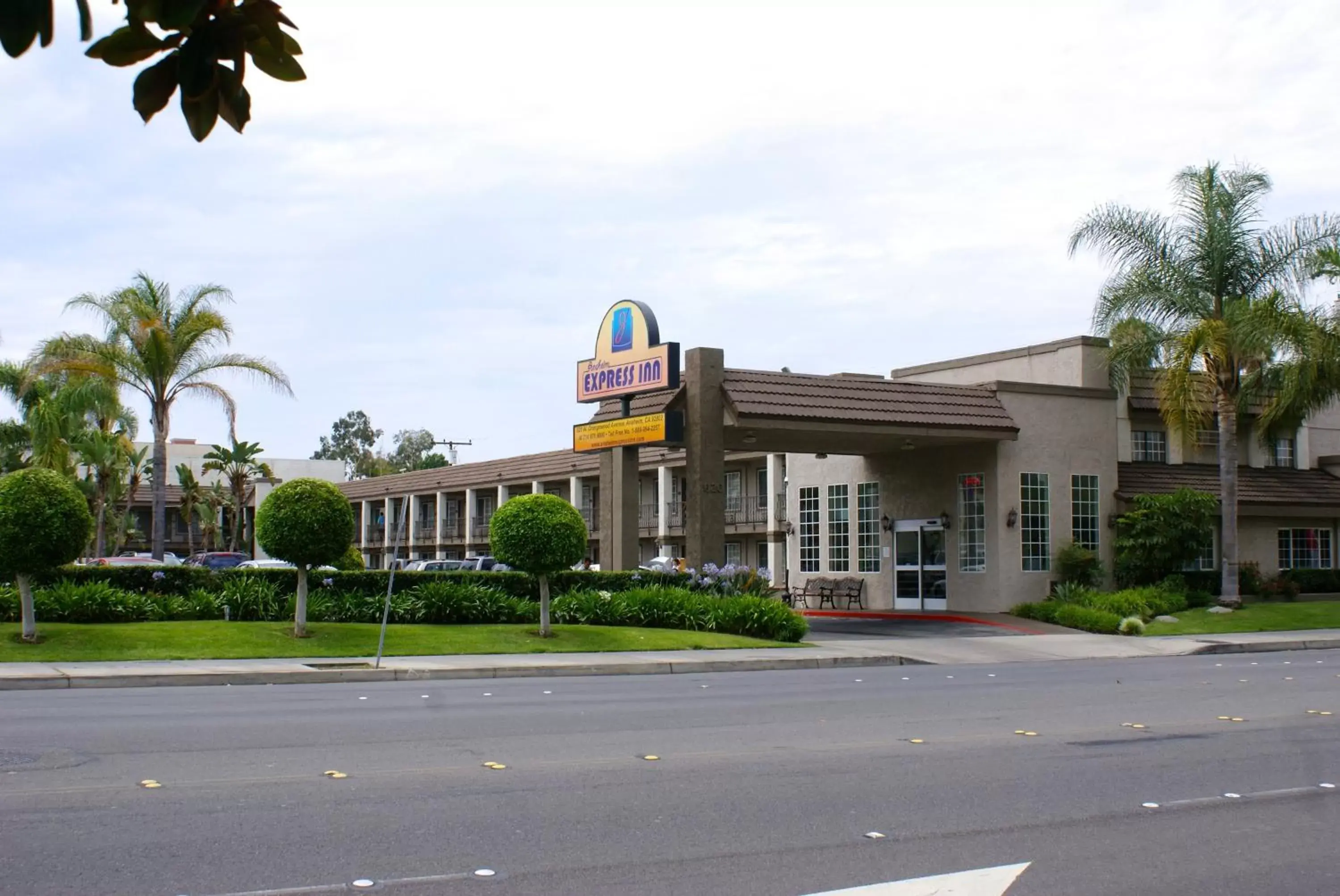 Facade/entrance, Property Building in Queens Inn Anaheim