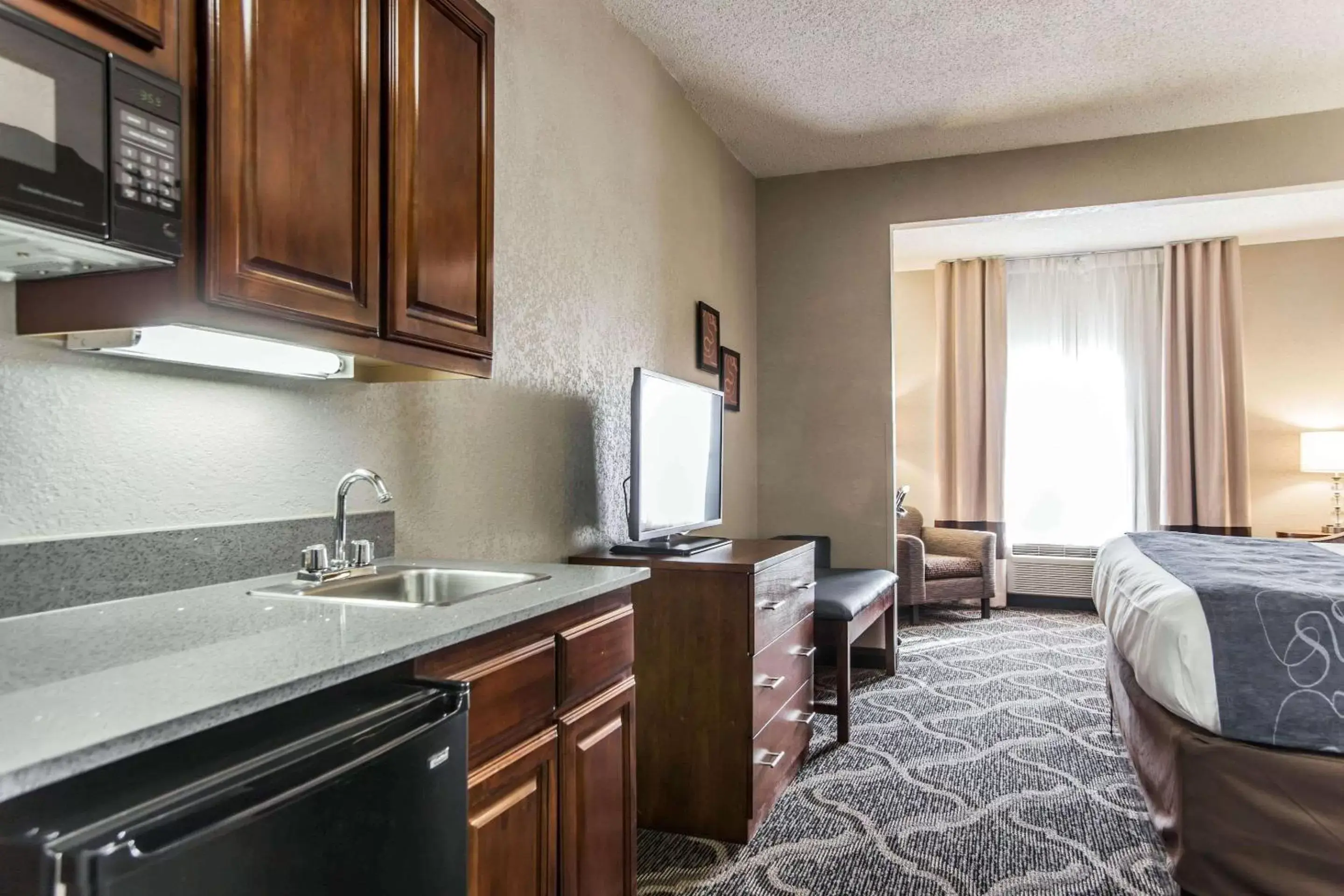 Bedroom, Kitchen/Kitchenette in Comfort Suites Pineville - Ballantyne Area