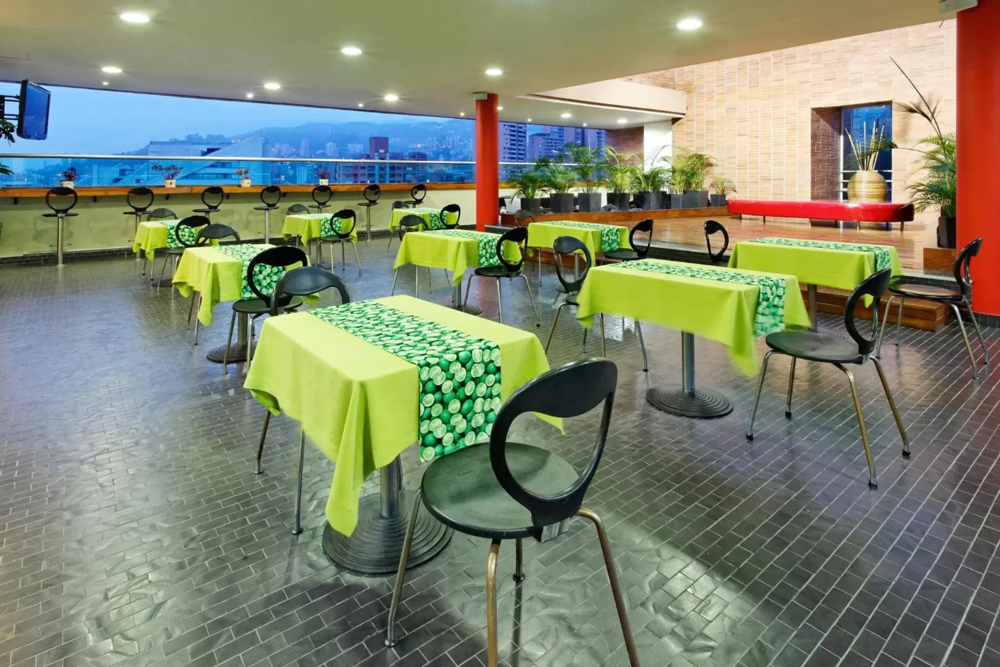Breakfast, Restaurant/Places to Eat in Hotel Holiday Inn Express & Suites Medellin, an IHG Hotel