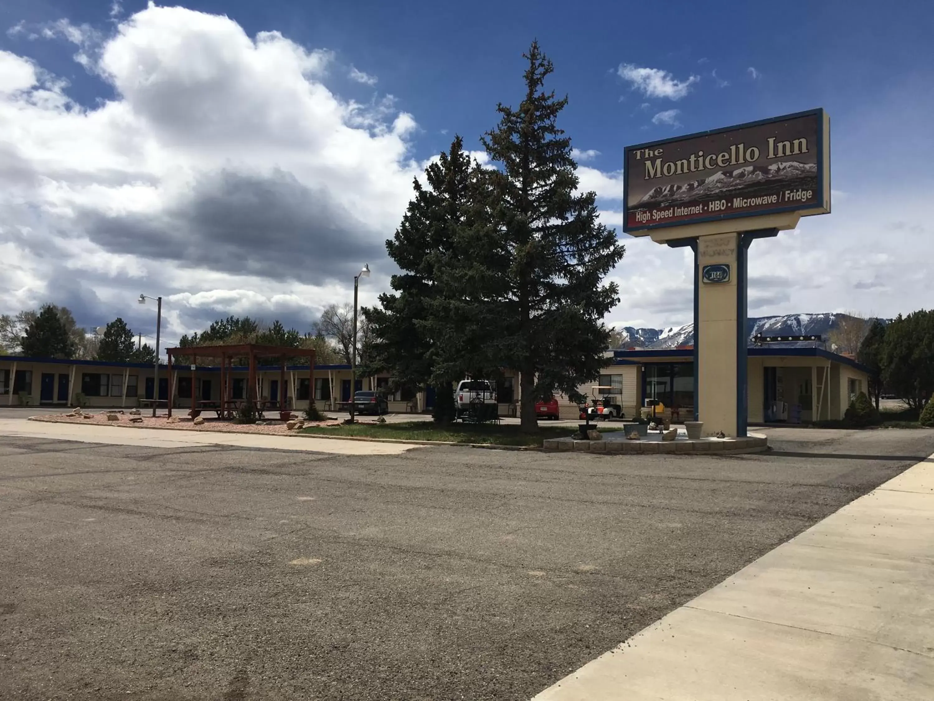 Area and facilities, Property Building in The Monticello Inn