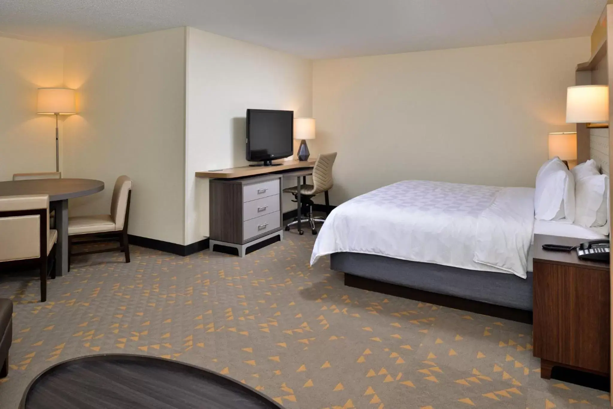 Photo of the whole room, Bed in Holiday Inn Hotel & Suites Overland Park-Convention Center, an IHG Hotel