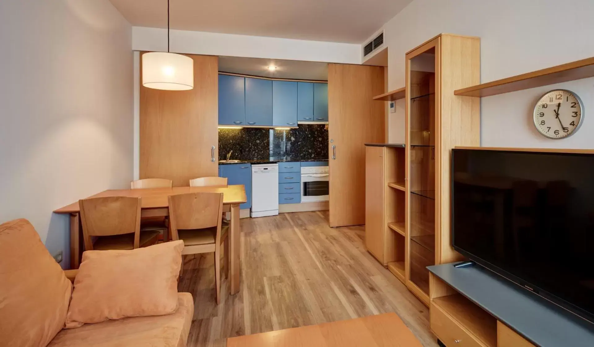 kitchen, TV/Entertainment Center in Sercotel Arrahona Sabadell