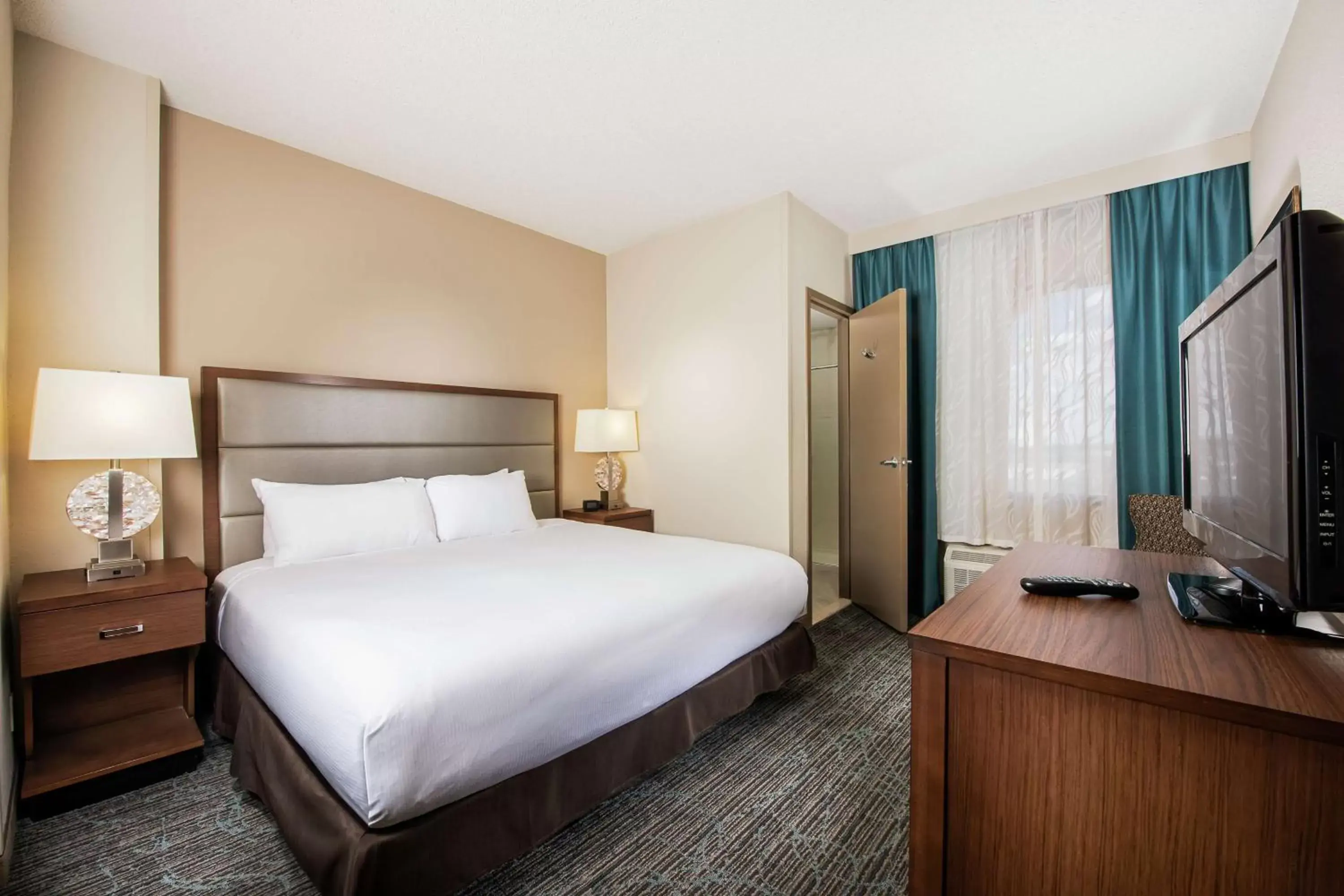 Bedroom, Bed in DoubleTree by Hilton Hotel West Palm Beach Airport