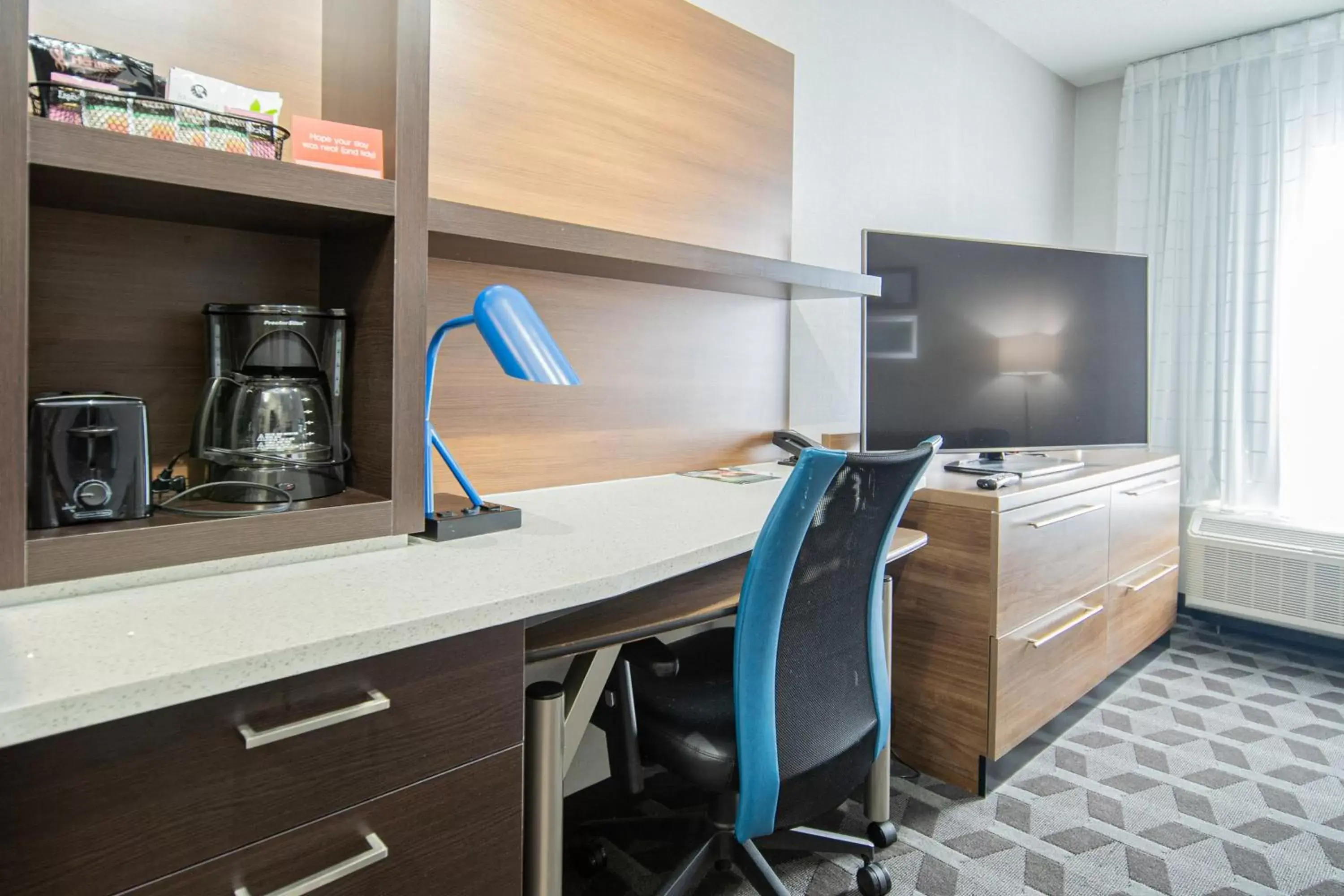 Living room, Kitchen/Kitchenette in TownePlace Suites by Marriott Brantford and Conference Centre