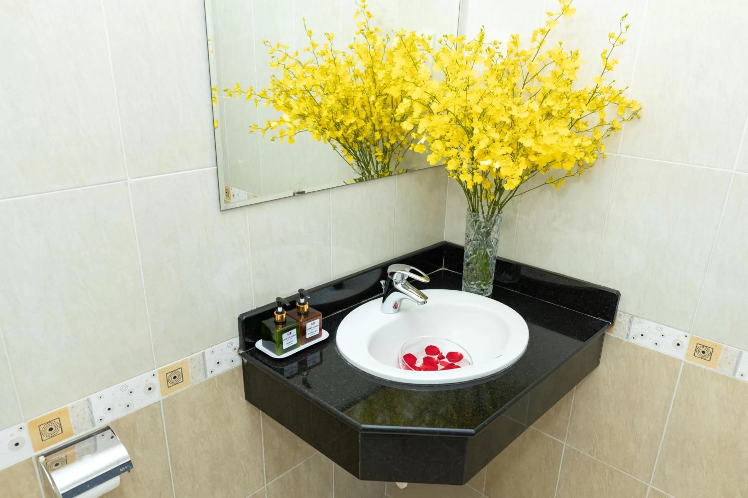 Bathroom in Queen Garden Hotel & Apartment