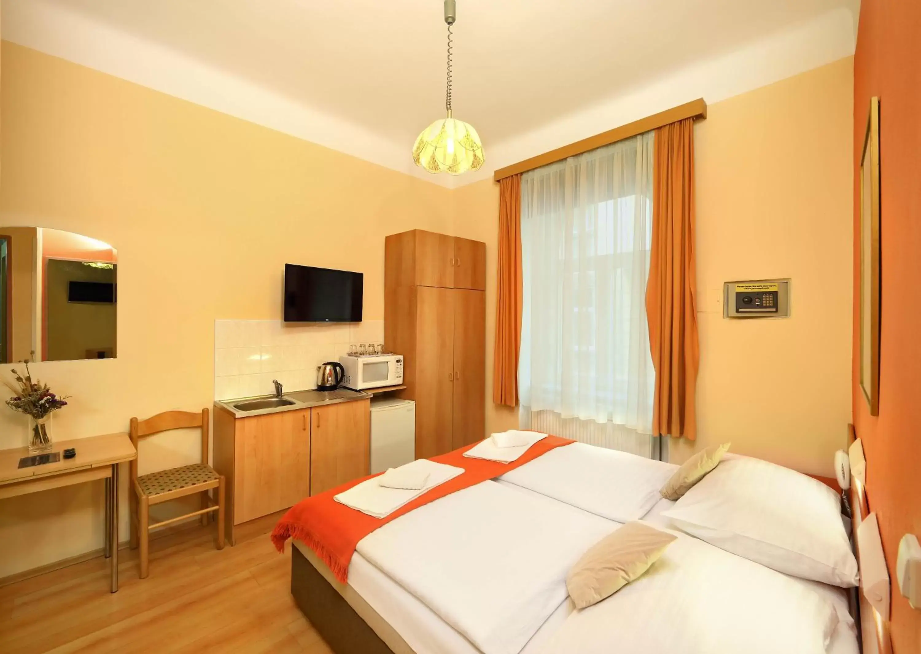 Bedroom, Bed in Hotel Golden City Garni