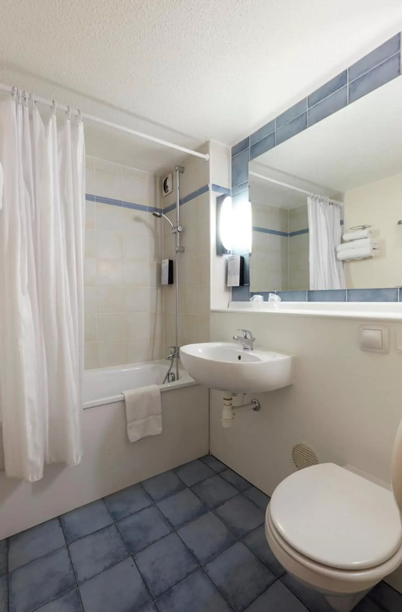 Shower, Bathroom in Campanile Saint-Nazaire ~ Trignac