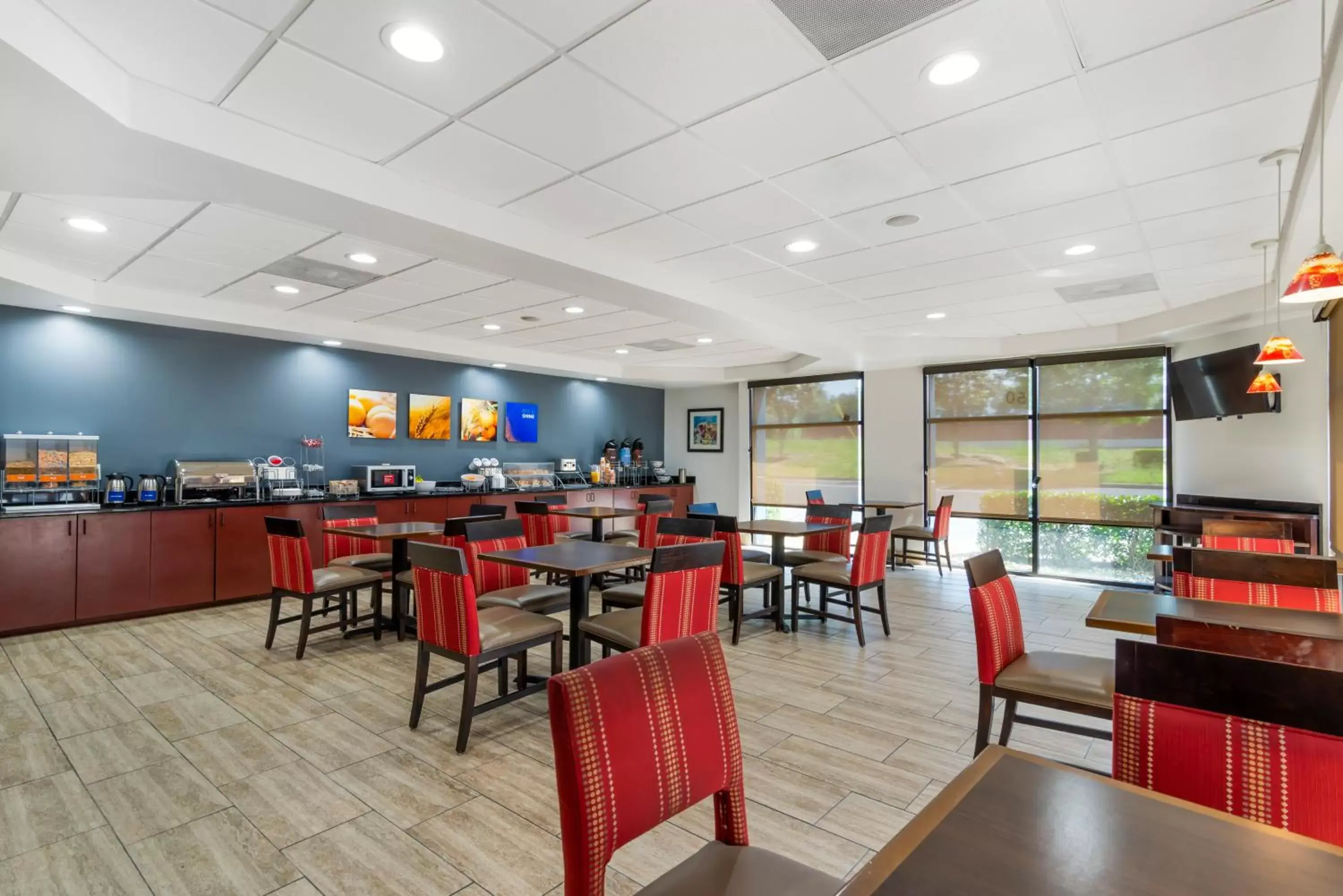 Seating area, Restaurant/Places to Eat in Comfort Suites Atlanta Airport