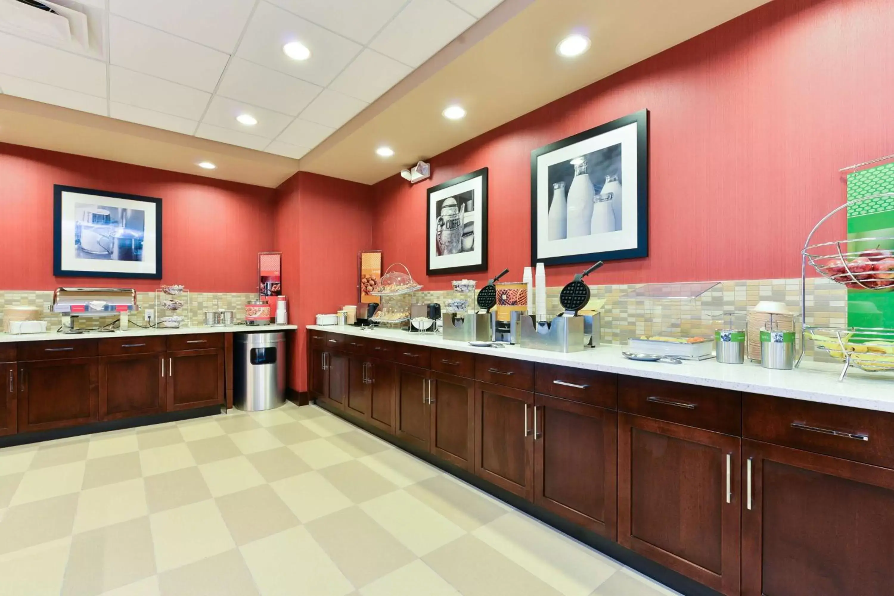 Dining area in Hampton Inn Corning/Painted Post